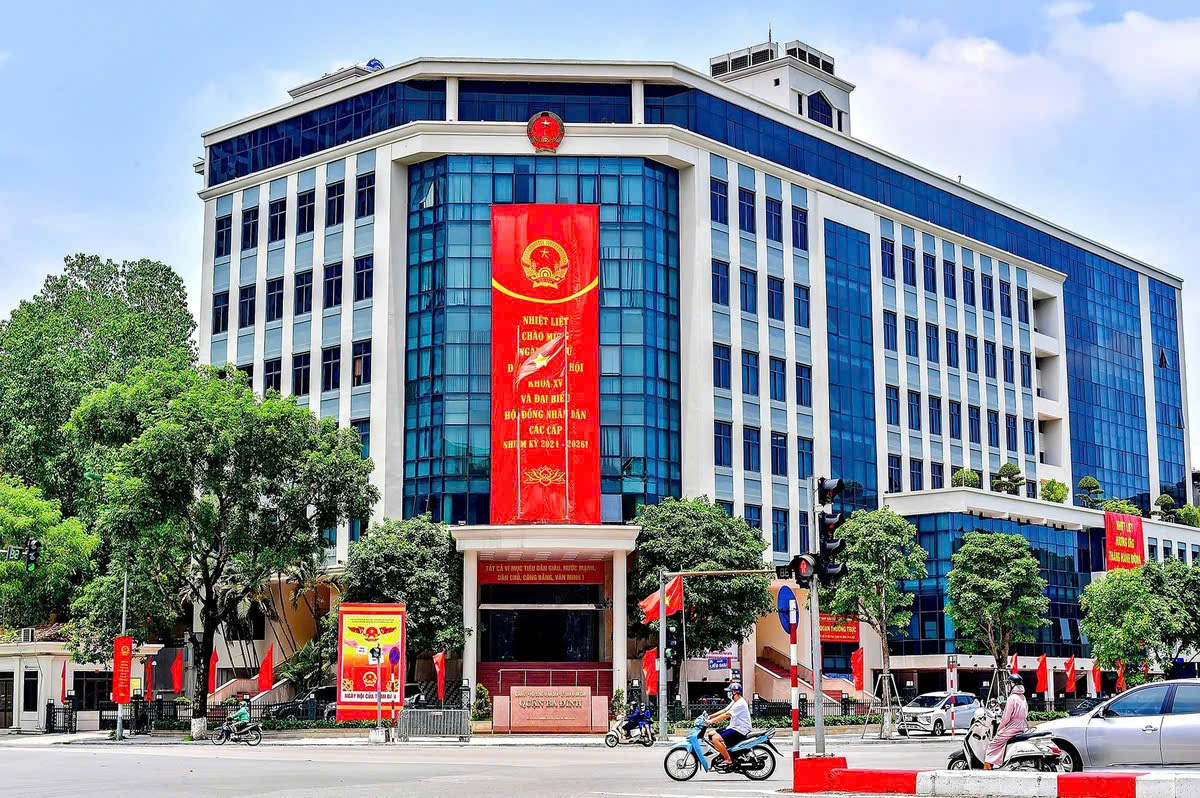 Th&agrave;nh ủy H&agrave; Nội y&ecirc;u cầu chấn chỉnh th&aacute;i độ phục vụ c&ocirc;ng d&acirc;n sau vụ việc tại điểm h&agrave;nh ch&iacute;nh c&ocirc;ng Ngọc H&agrave; - Ảnh 1.