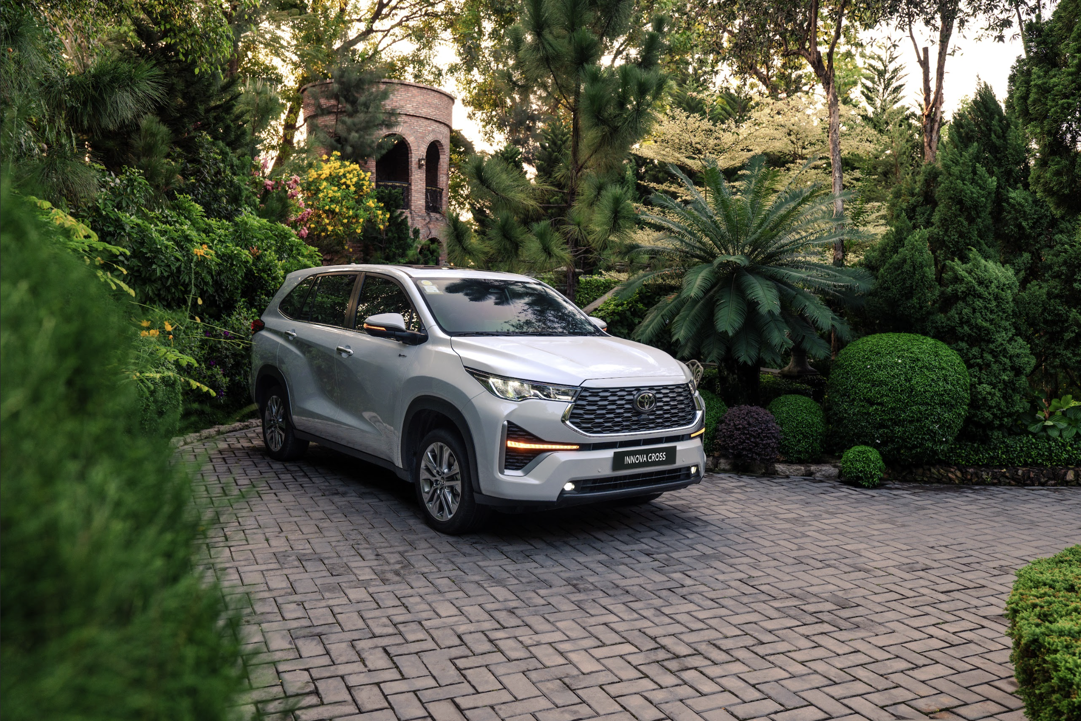 Vì sao Toyota Innova Cross thực dụng nhưng vẫn hút khách? - Ảnh 1.