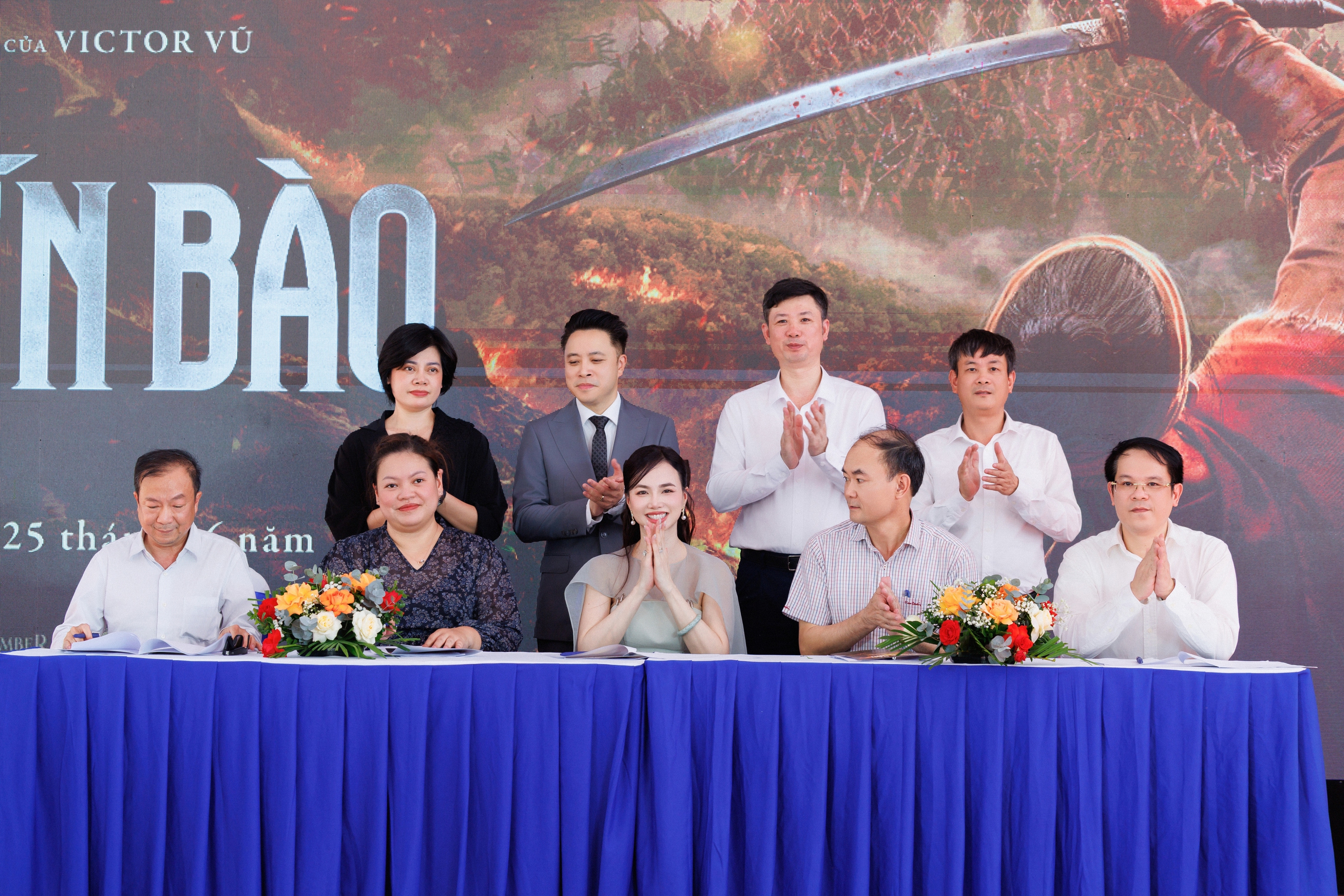 Đạo diễn Victor Vũ: Phim "Chiến b&agrave;o" lấy cảm hứng từ cuộc khởi nghĩa Lam Sơn - Ảnh 2.