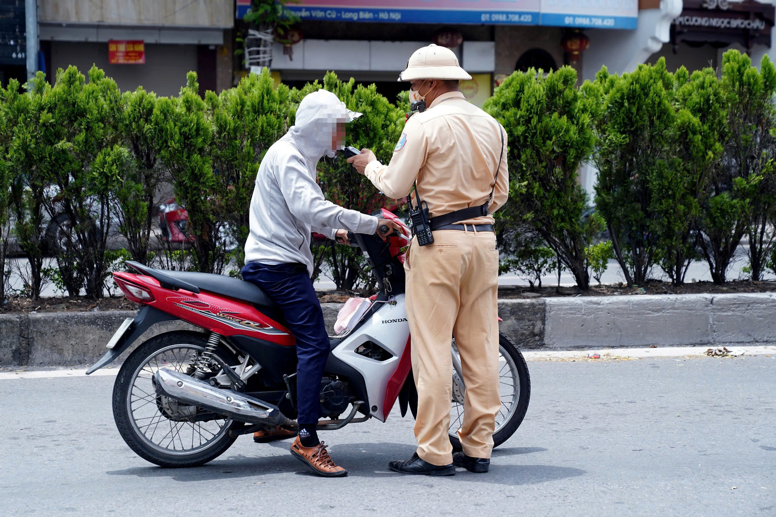 Uống bia giải nhiệt nắng n&oacute;ng vẫn l&aacute;i xe, h&agrave;ng trăm t&agrave;i xế ở H&agrave; Nội bị xử phạt - Ảnh 1.