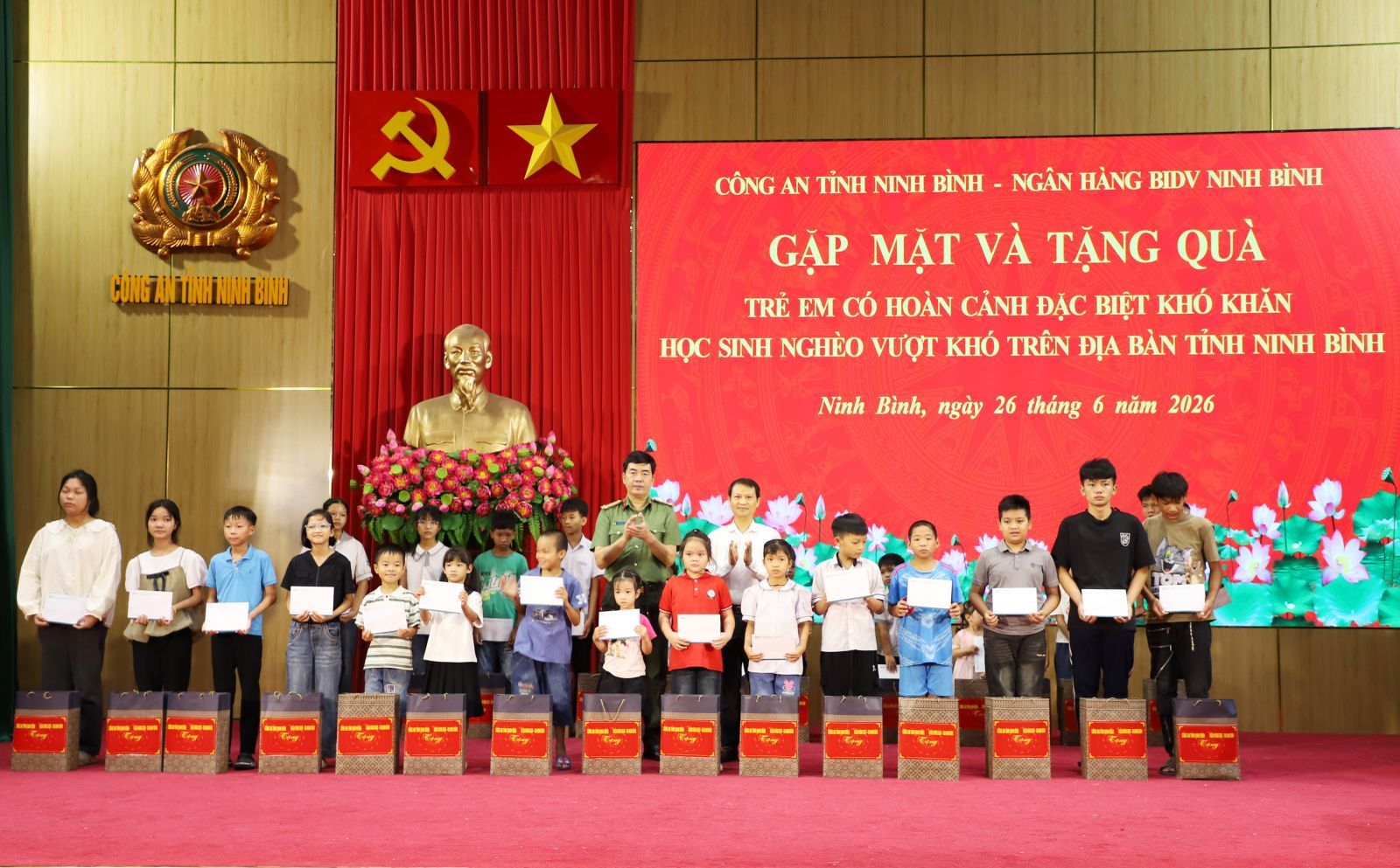 Ninh B&igrave;nh trao 3 nh&agrave; t&igrave;nh nghĩa, tặng hơn 1.000 mũ bảo hiểm, 90 xe đạp cho học sinh ngh&egrave;o - Ảnh 1.
