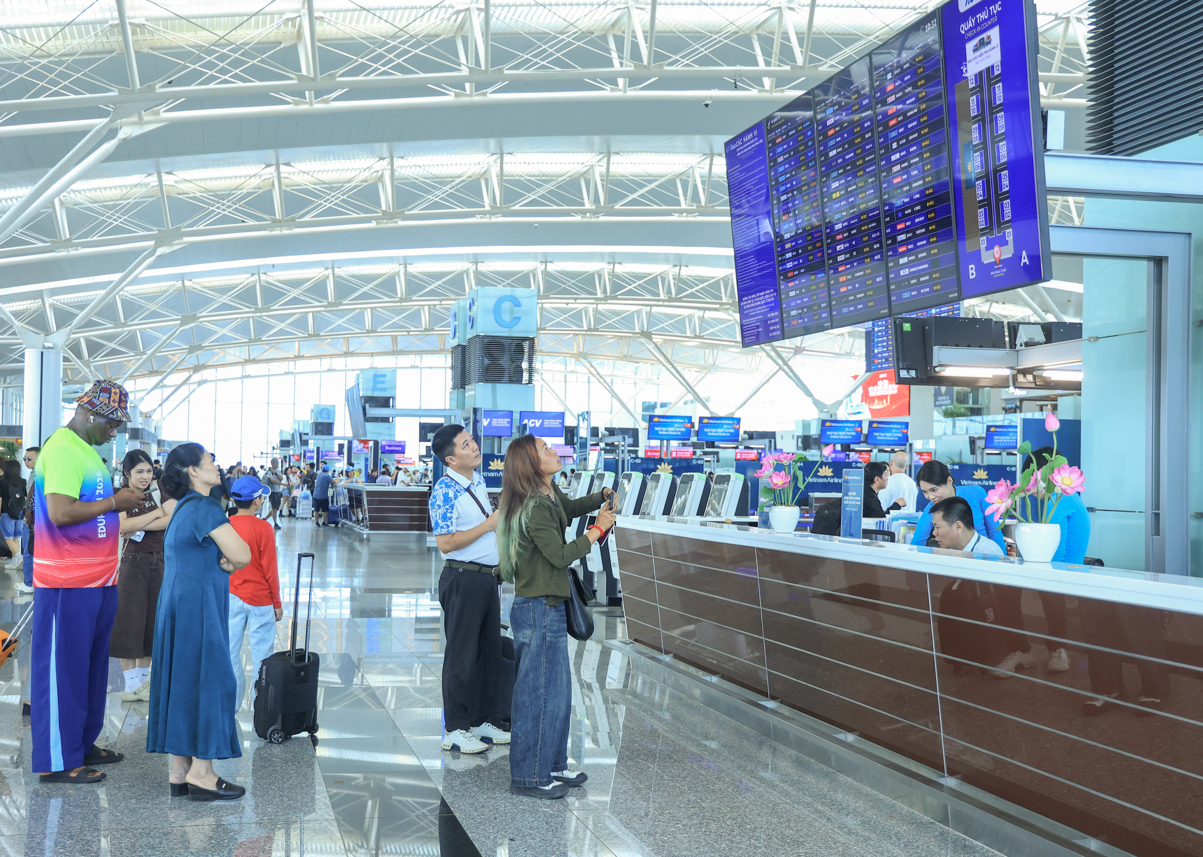 63,7 triệu lượt kh&aacute;ch qua cảng h&agrave;ng kh&ocirc;ng trong nửa đầu năm 2026 - Ảnh 1.