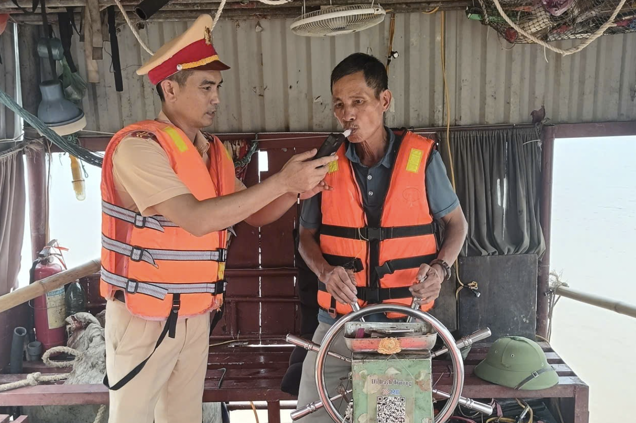 Thanh H&oacute;a: Tăng cường xử l&yacute; vi phạm đường thuỷ nội địa trước m&ugrave;a mưa b&atilde;o - Ảnh 1.