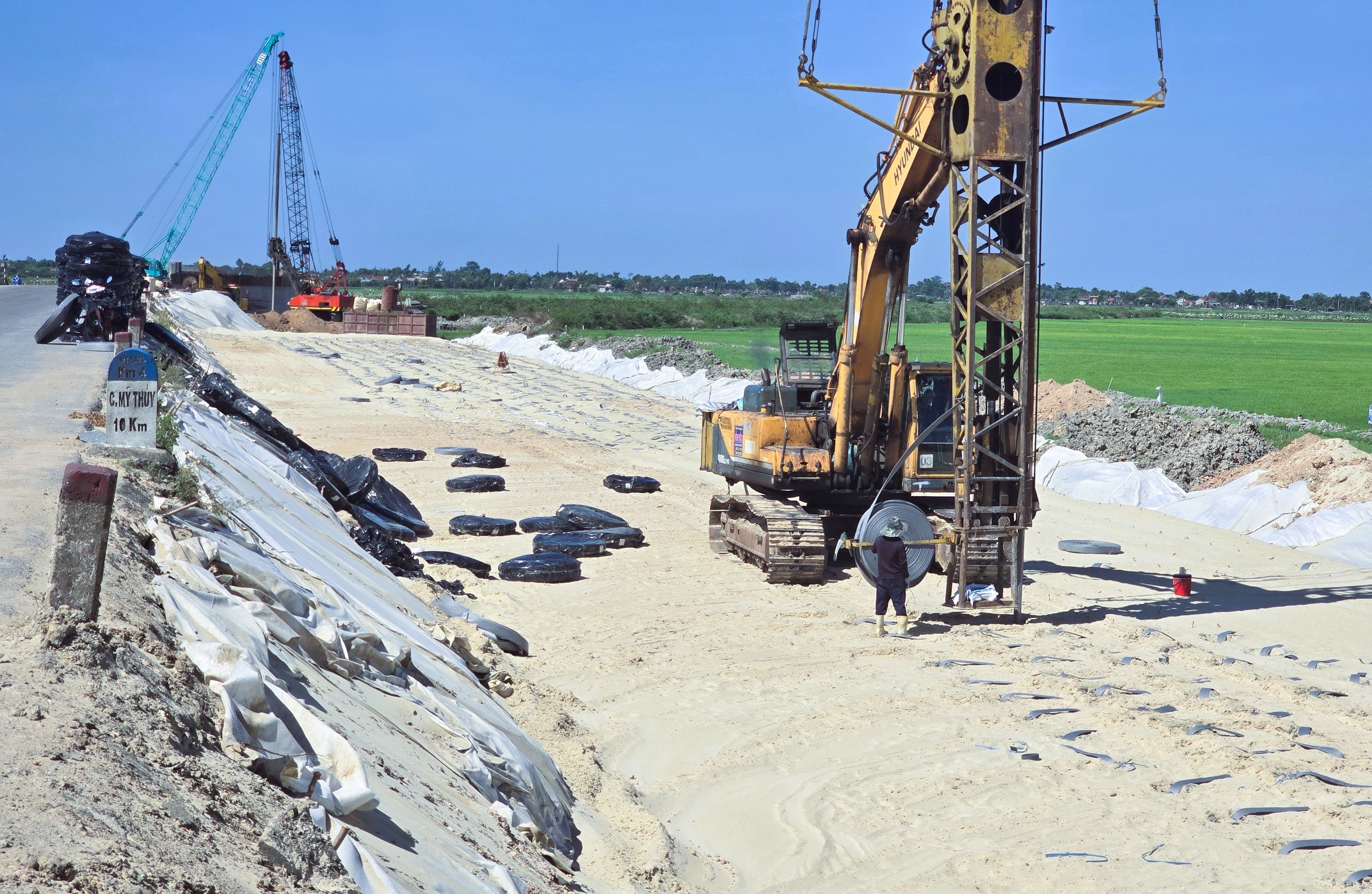 Đẩy nhanh thi c&ocirc;ng dự &aacute;n QL15D đoạn từ cảng Mỹ Thủy đến cao tốc Cam Lộ - La Sơn - Ảnh 9.