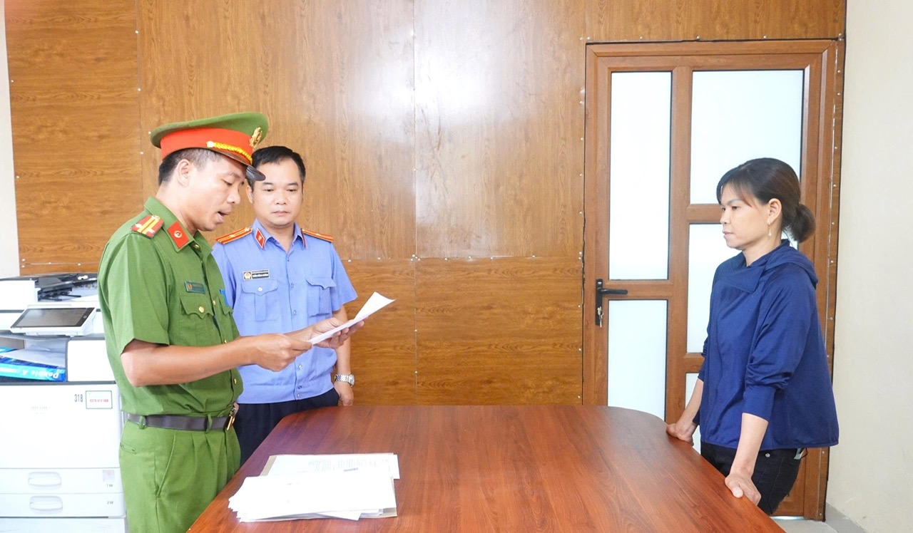Ph&uacute; Thọ: Khởi tố người phụ nữ d&ugrave;ng v&ograve;i xịt rửa xe g&acirc;y thương t&iacute;ch cho người b&aacute;n rau - Ảnh 1.