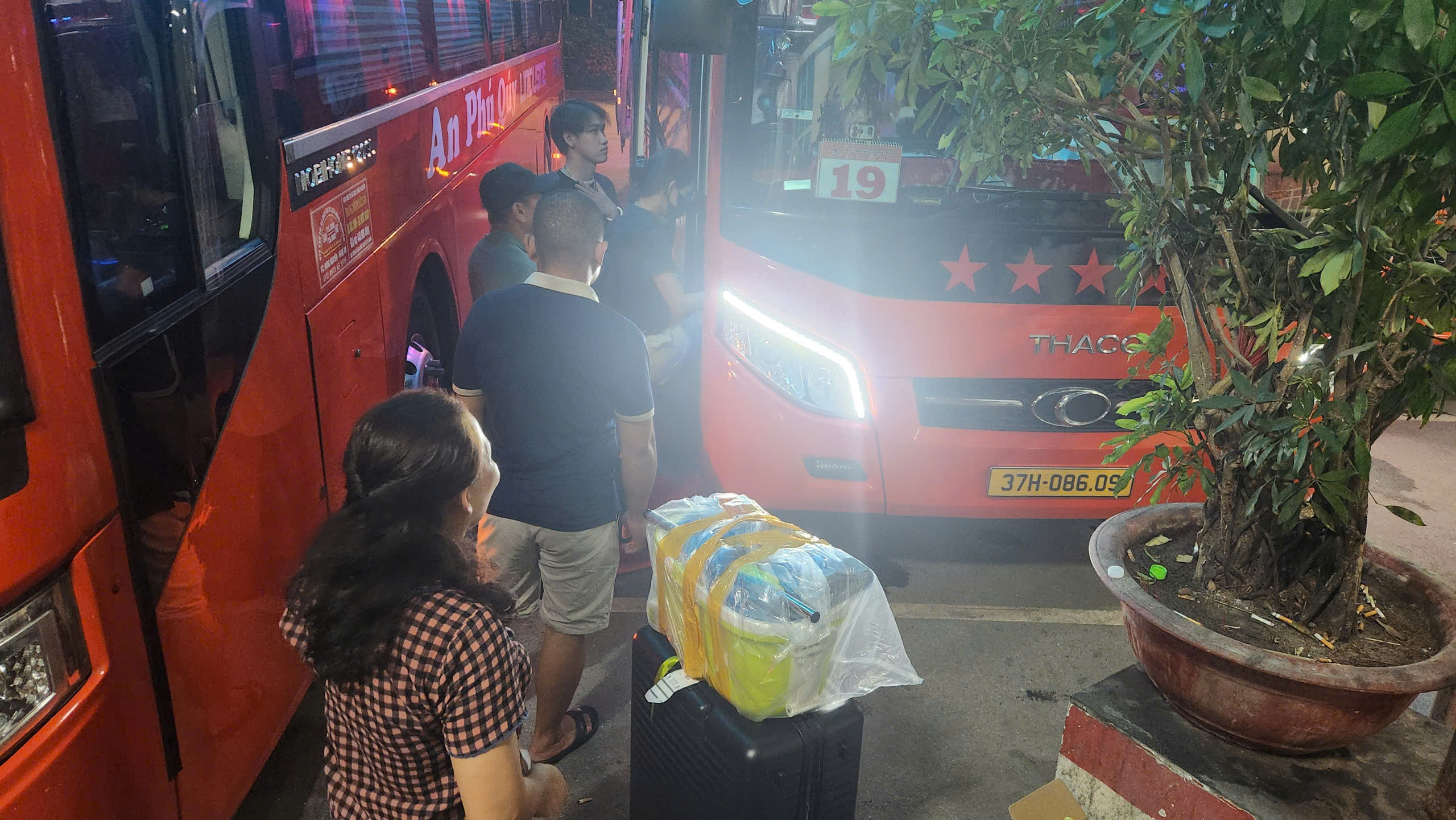 Gi&aacute; cước vận tải khi xăng dầu giảm s&acirc;u: Chỗ điều chỉnh hạ, nơi giữ gi&aacute; mức cao - Ảnh 2.