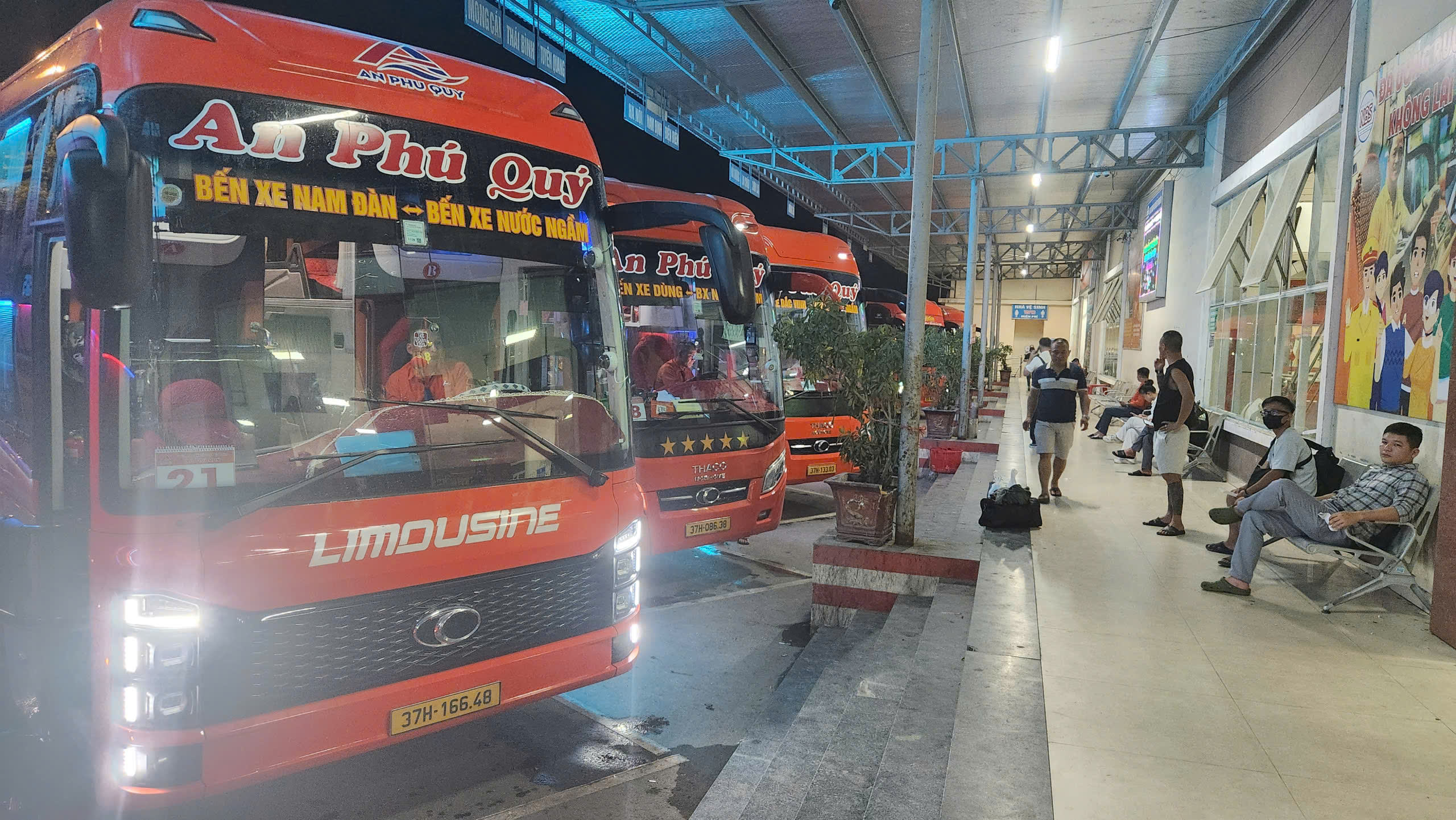 Gi&aacute; cước vận tải khi xăng dầu giảm s&acirc;u: Chỗ điều chỉnh hạ, nơi giữ gi&aacute; mức cao - Ảnh 1.