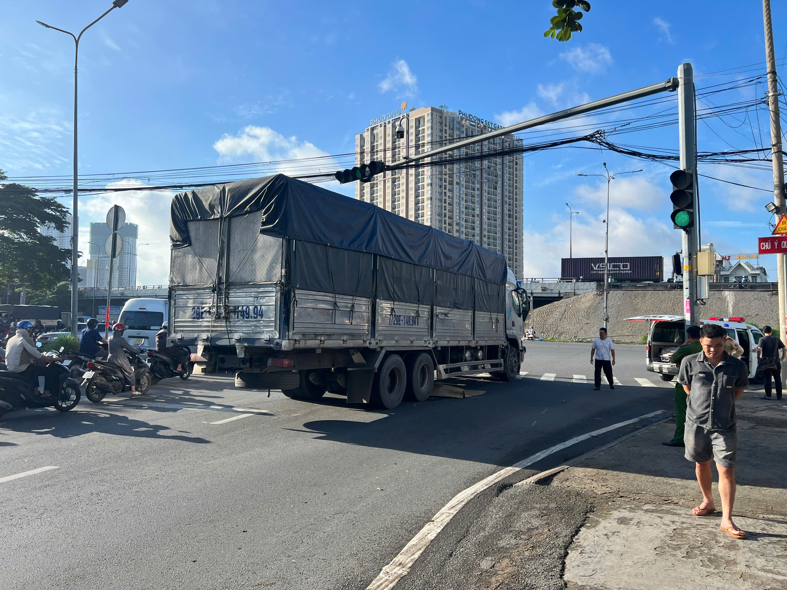 TP.HCM: Xe tải &ocirc;m cua c&aacute;n một người phụ nữ đi xe m&aacute;y tử vong - Ảnh 1.