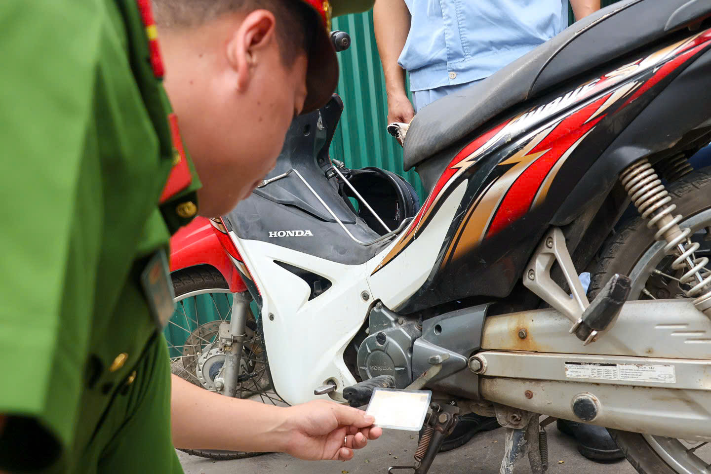 C&ocirc;ng an H&agrave; Nội r&agrave; so&aacute;t h&agrave;ng ngh&igrave;n xe m&aacute;y của c&ocirc;ng nh&acirc;n, siết quản l&yacute; xe kh&ocirc;ng ch&iacute;nh chủ - Ảnh 4.