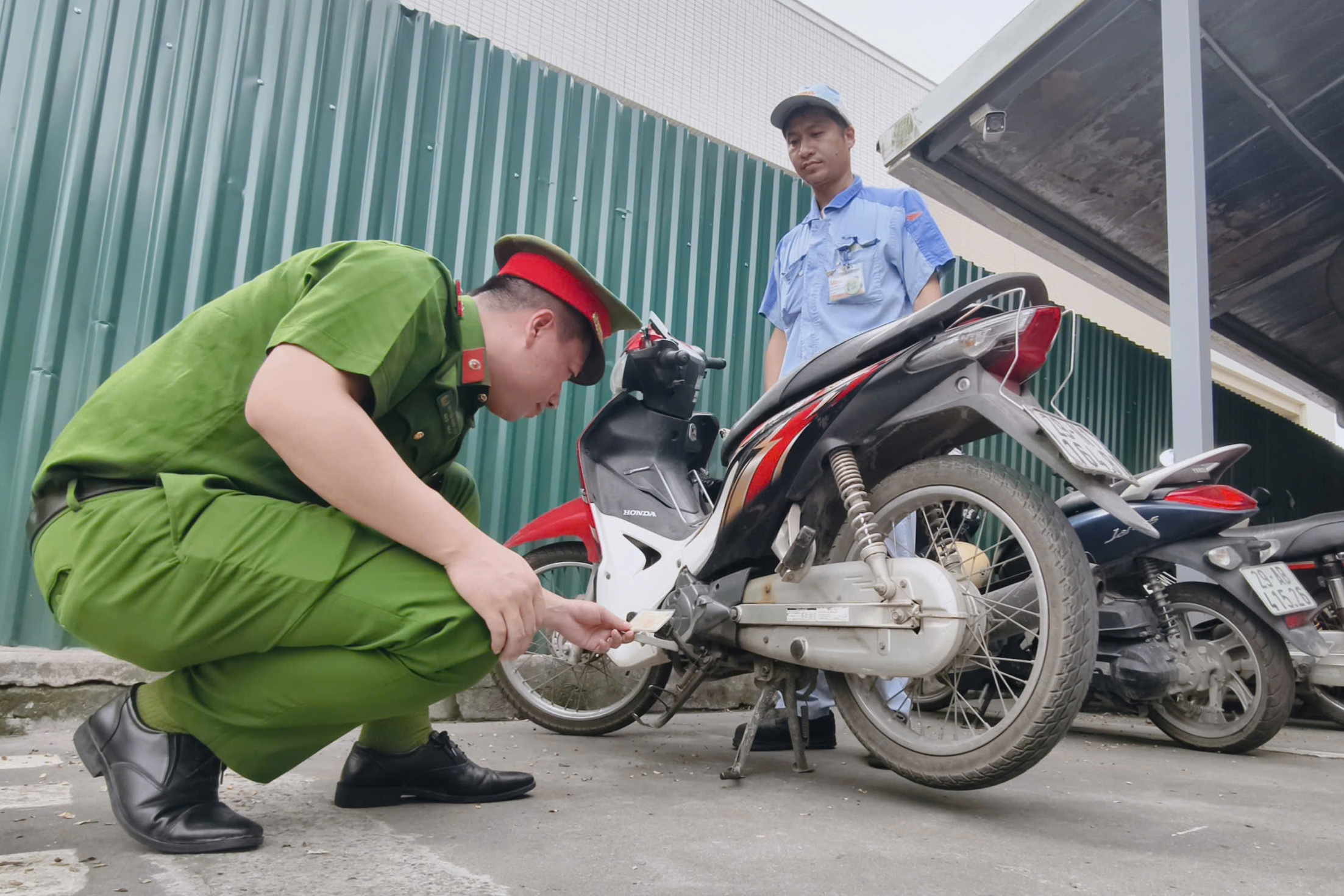 C&ocirc;ng an H&agrave; Nội r&agrave; so&aacute;t h&agrave;ng ngh&igrave;n xe m&aacute;y của c&ocirc;ng nh&acirc;n, siết quản l&yacute; xe kh&ocirc;ng ch&iacute;nh chủ - Ảnh 3.