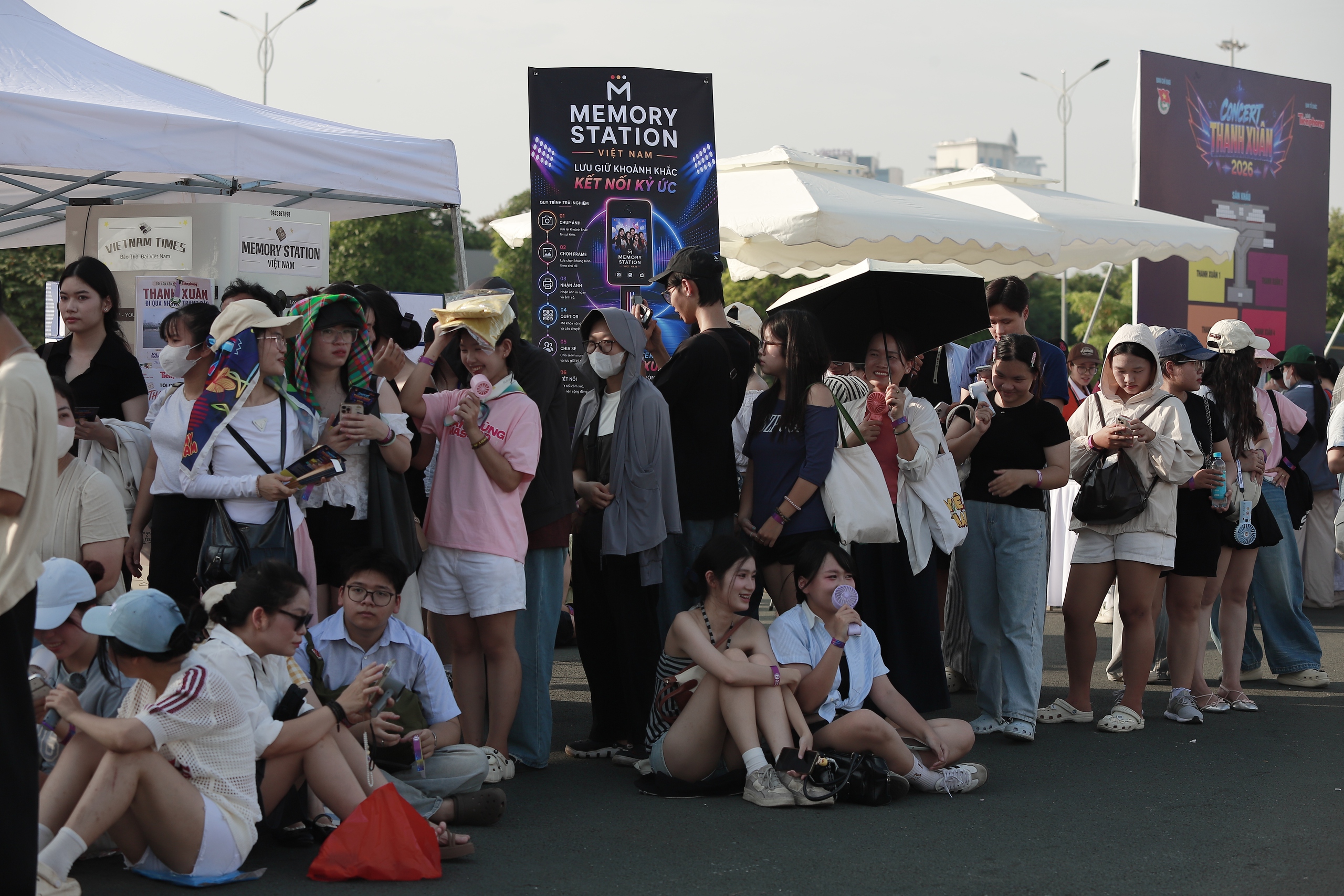 Kh&aacute;n giả trẻ "đội nắng" check-in tại concert Thanh Xu&acirc;n - Ảnh 6.