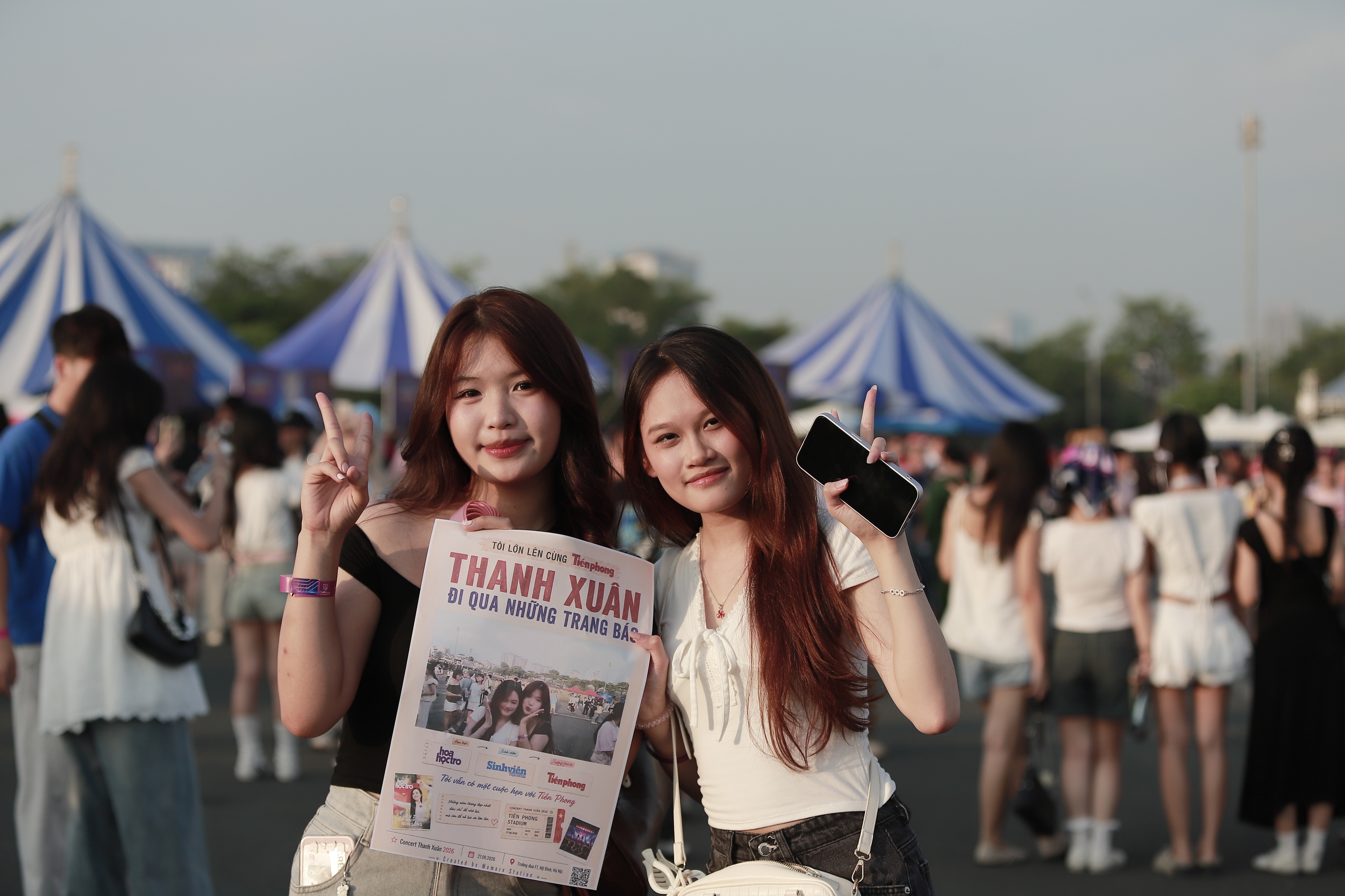 Kh&aacute;n giả trẻ "đội nắng" check-in tại concert Thanh Xu&acirc;n - Ảnh 11.