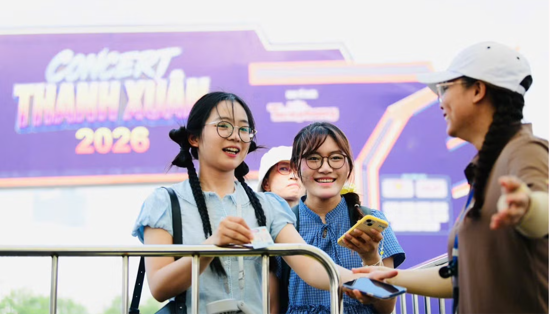 Kh&aacute;n giả trẻ "đội nắng" check-in tại concert Thanh Xu&acirc;n - Ảnh 2.