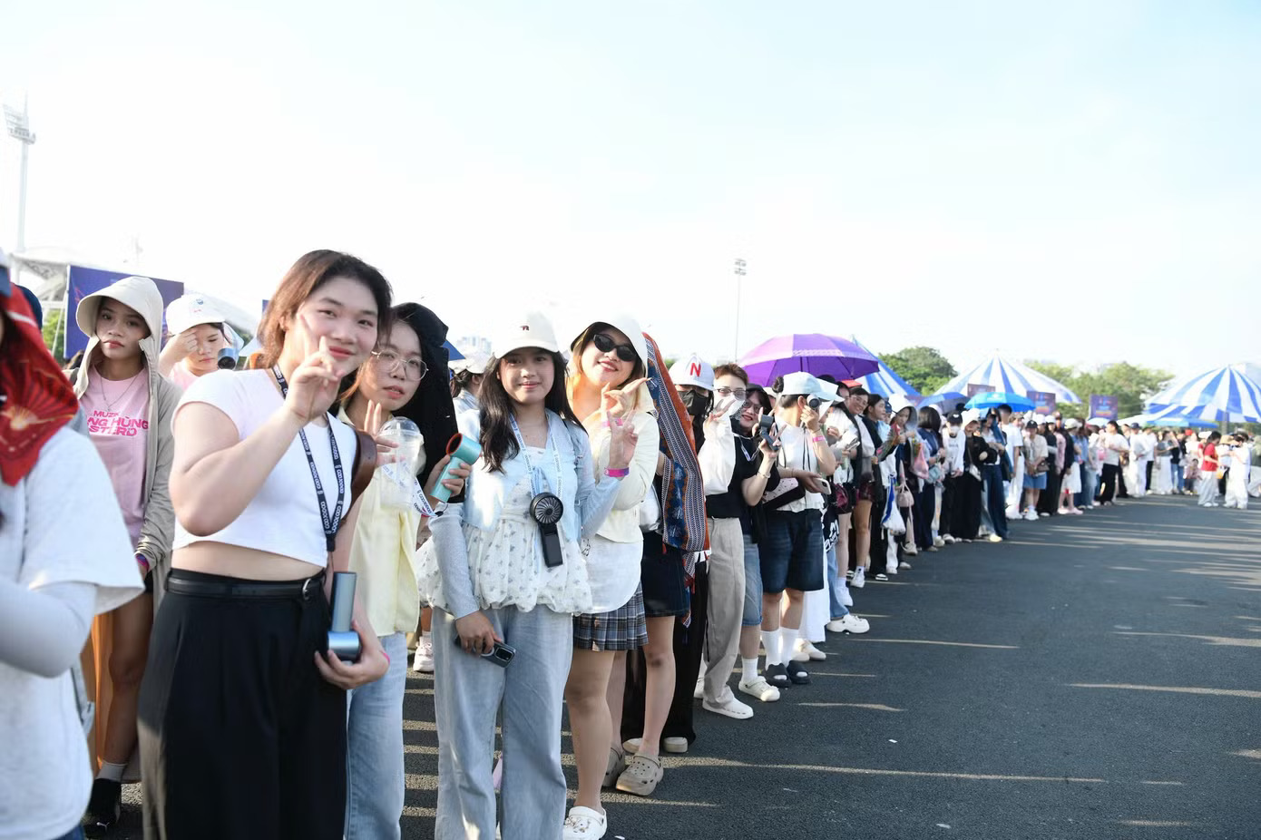 Kh&aacute;n giả trẻ "đội nắng" check-in tại concert Thanh Xu&acirc;n - Ảnh 3.