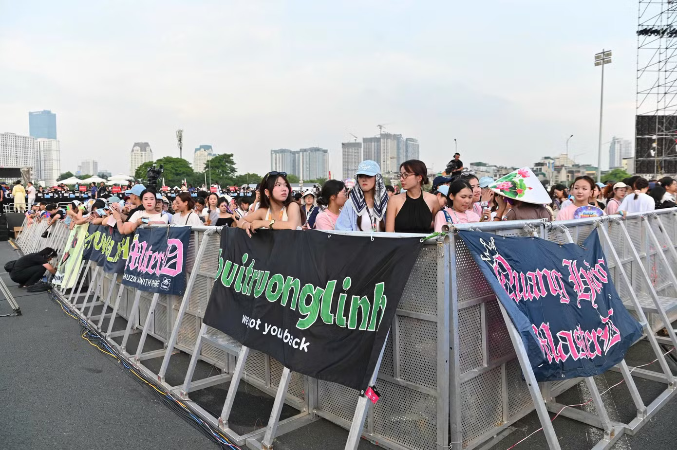 Kh&aacute;n giả trẻ "đội nắng" check-in tại concert Thanh Xu&acirc;n - Ảnh 4.