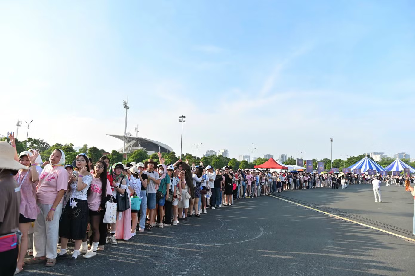 Kh&aacute;n giả trẻ "đội nắng" check-in tại concert Thanh Xu&acirc;n - Ảnh 1.