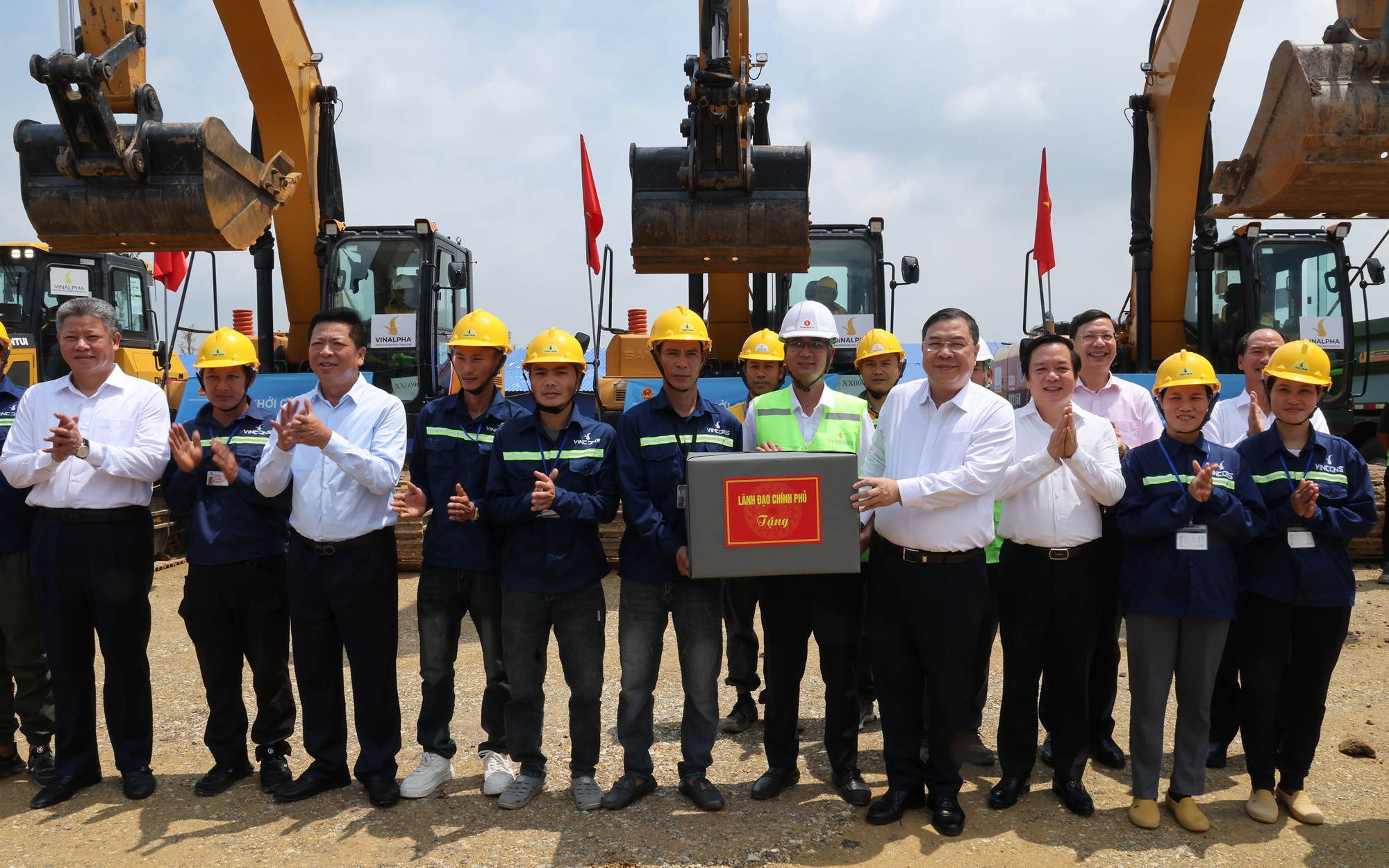 Ph&oacute; Thủ tướng Thường trực Phạm Gia T&uacute;c dự khởi c&ocirc;ng 2 dự &aacute;n nh&agrave; ở x&atilde; hội quy m&ocirc; 7.840 căn hộ tại tỉnh Hưng Y&ecirc;n - Ảnh 6.