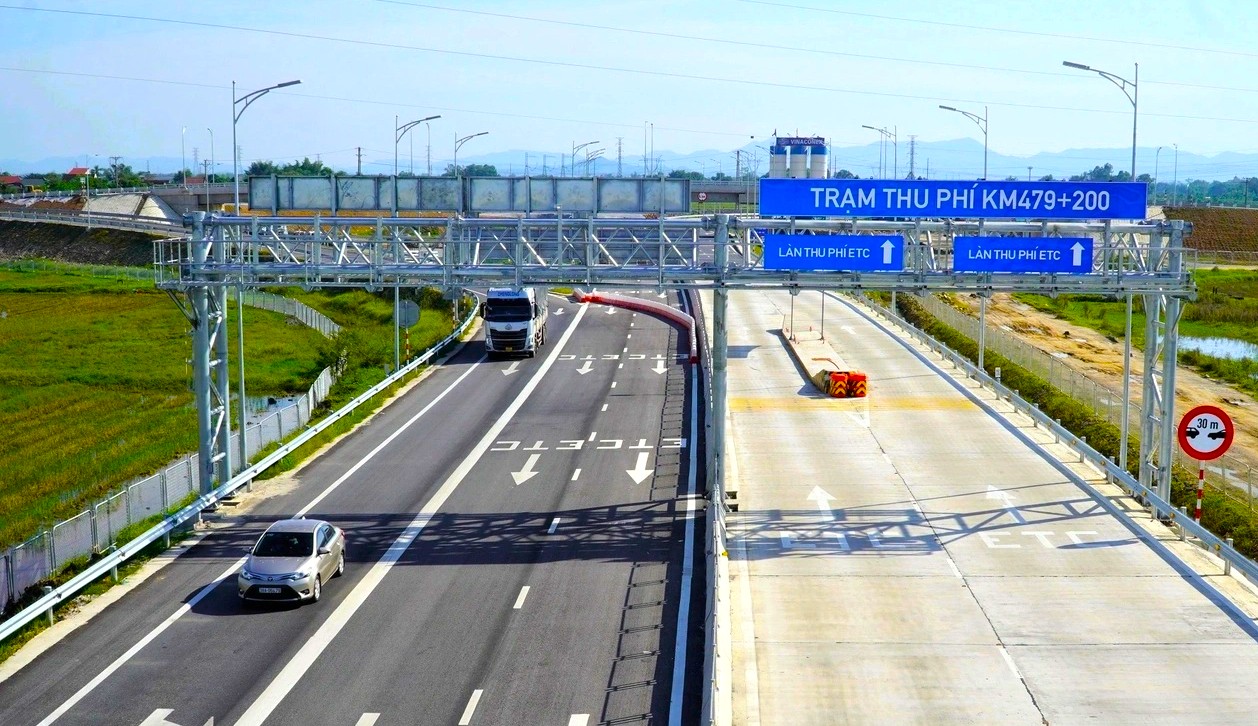 Sớm ho&agrave;n thiện cơ chế thu ph&iacute; cao tốc do Trung ương v&agrave; địa phương c&ugrave;ng đầu tư - Ảnh 1.