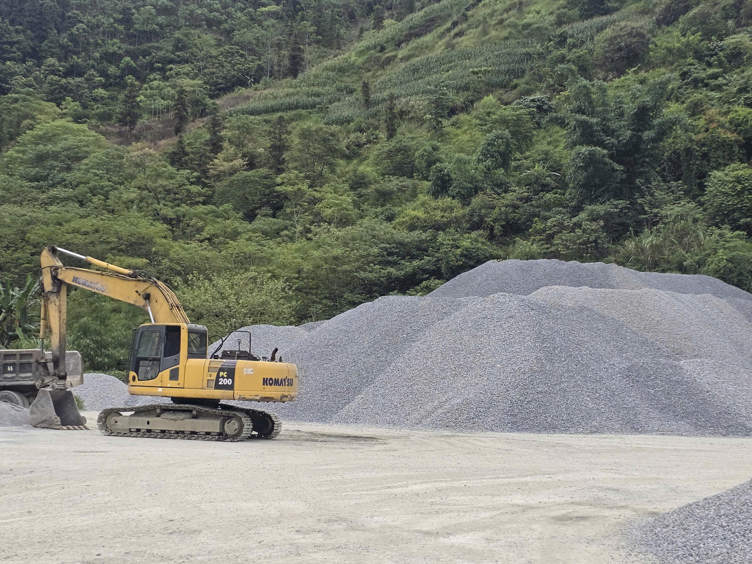 Gi&aacute; vật liệu x&acirc;y dựng v&agrave; cước vận tải năm 2026: Nơi giảm , chỗ tăng - Ảnh 1.