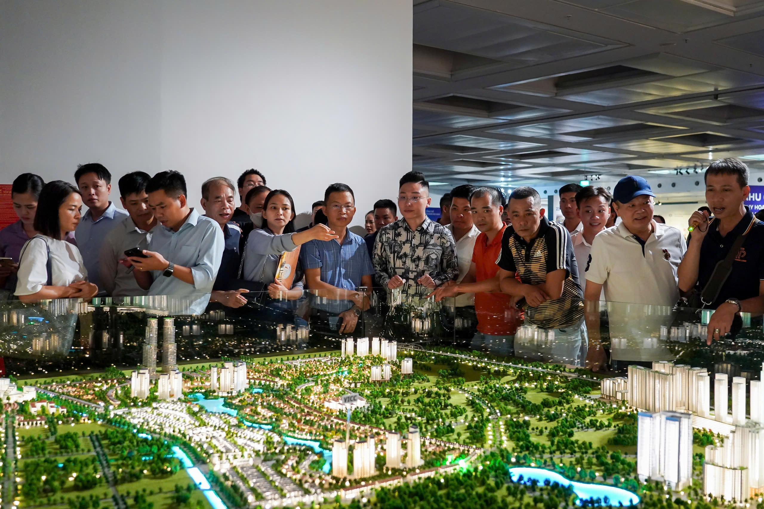 H&agrave; Nội: Người d&acirc;n h&aacute;o hức xếp h&agrave;ng kh&aacute;m ph&aacute; Quy hoạch Thủ đ&ocirc; tầm nh&igrave;n 100 năm - Ảnh 7.