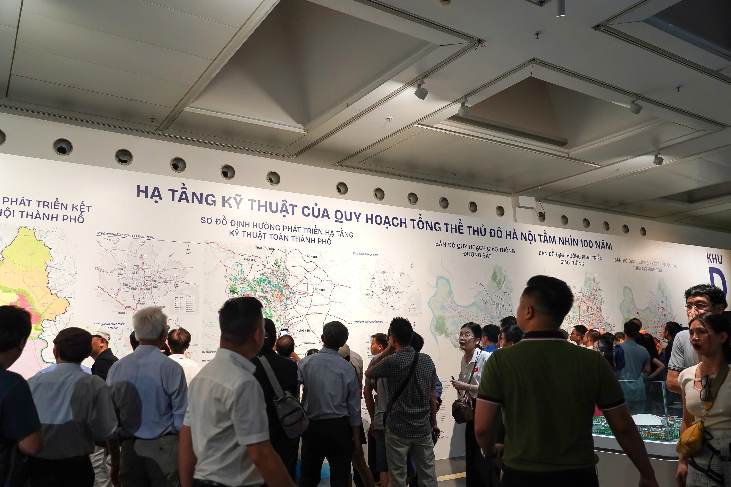 H&agrave; Nội: Người d&acirc;n h&aacute;o hức xếp h&agrave;ng kh&aacute;m ph&aacute; Quy hoạch Thủ đ&ocirc; tầm nh&igrave;n 100 năm - Ảnh 11.