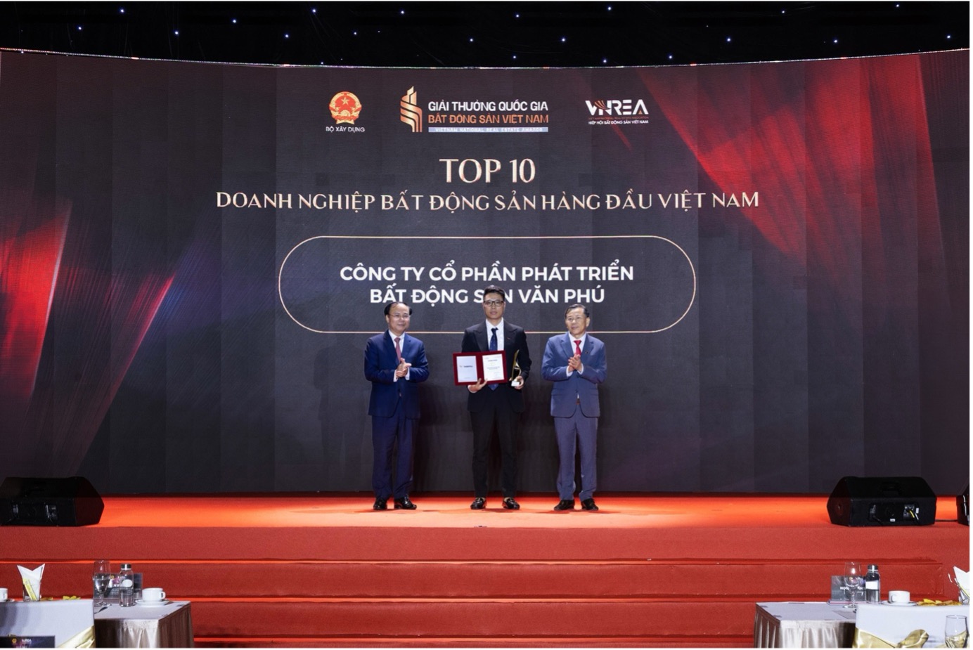 Văn Phú được vinh danh Top 10 Doanh nghiệp bất động sản hàng đầu Việt Nam- Ảnh 1. Văn Phú được vinh danh Top 10 Doanh nghiệp bất động sản hàng đầu Việt Nam- Ảnh 1.