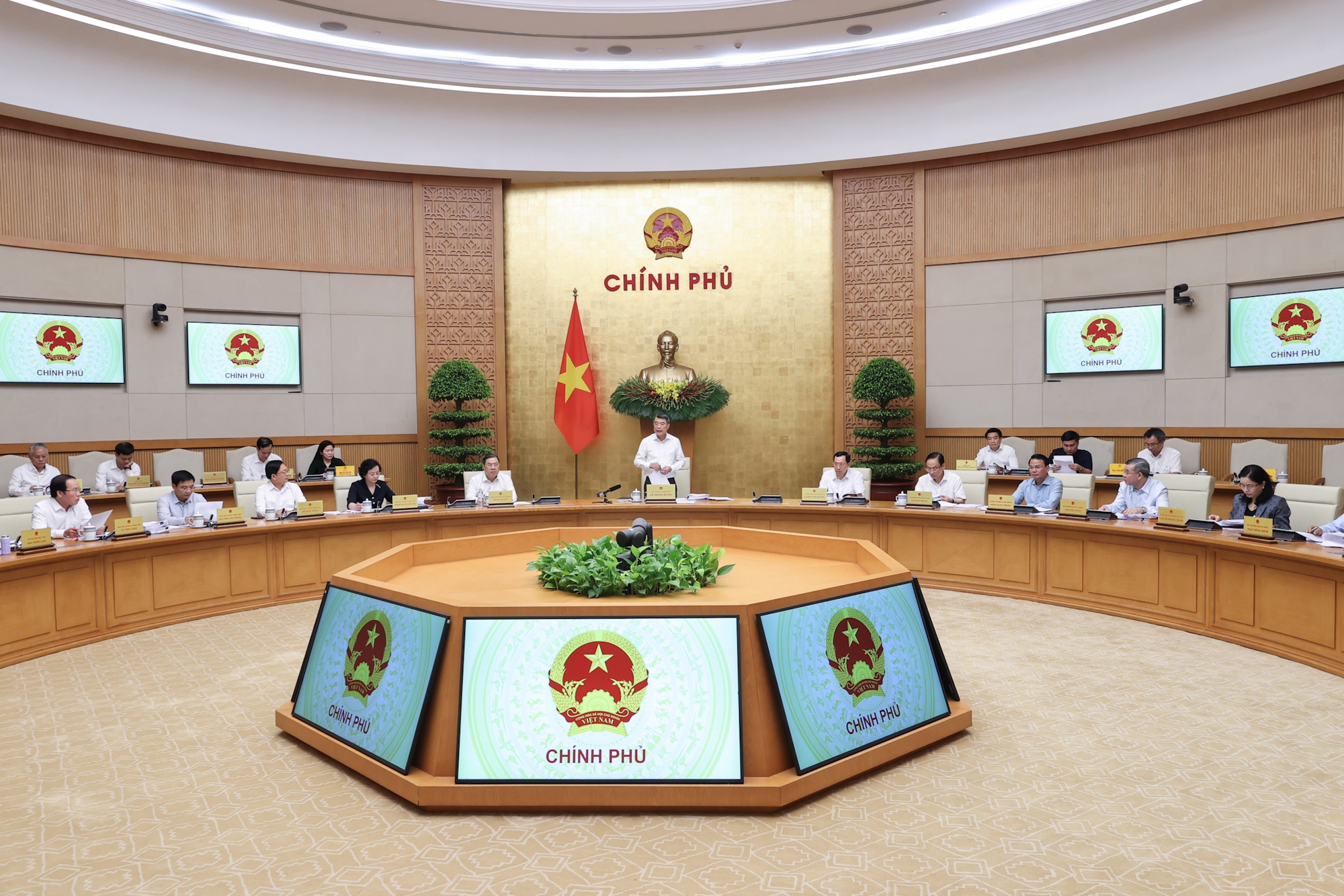 Thủ tướng L&ecirc; Minh Hưng chủ tr&igrave; phi&ecirc;n họp Ch&iacute;nh phủ thường kỳ th&aacute;ng 5/2026- Ảnh 1.