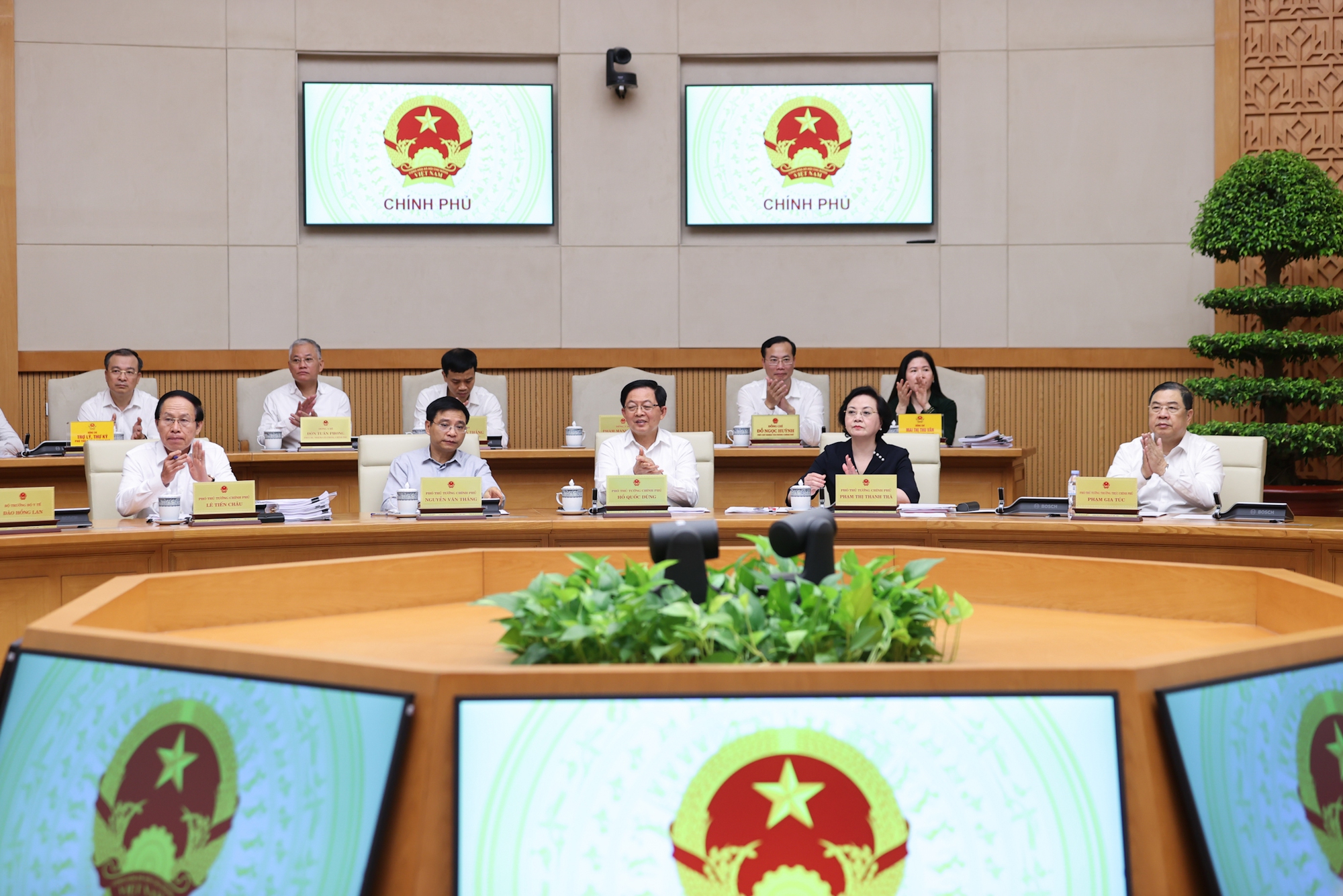 Thủ tướng: Tiếp cận trực diện c&aacute;c vấn đề, x&acirc;y dựng c&aacute;c kịch bản điều h&agrave;nh chi tiết hơn nữa- Ảnh 3.
