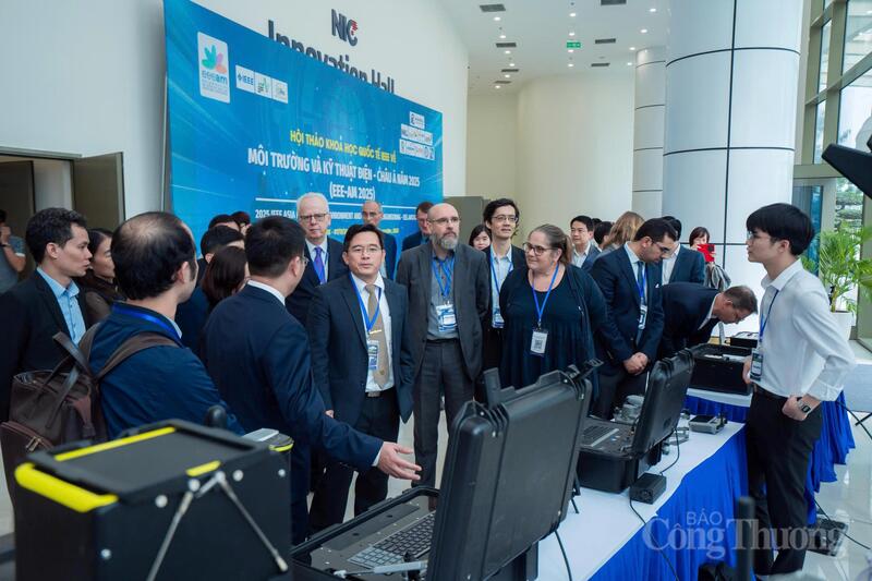 Đại diện nh&agrave; trường trao đổi tại hội thảo khoa học quốc tế về m&ocirc;i trường v&agrave; kỹ thuật điện ch&acirc;u &Aacute; năm 2025. Ảnh: N.L
