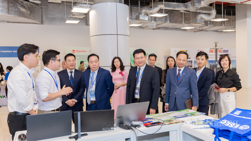C&ugrave;ng với hoạt động nghi&ecirc;n cứu, nh&agrave; trường hiện cũng đẩy mạnh đổi mới chương tr&igrave;nh đ&agrave;o tạo theo định hướng STEM v&agrave; nhu cầu nh&acirc;n lực của c&aacute;c ng&agrave;nh c&ocirc;ng nghệ mới. Ảnh: N.L
