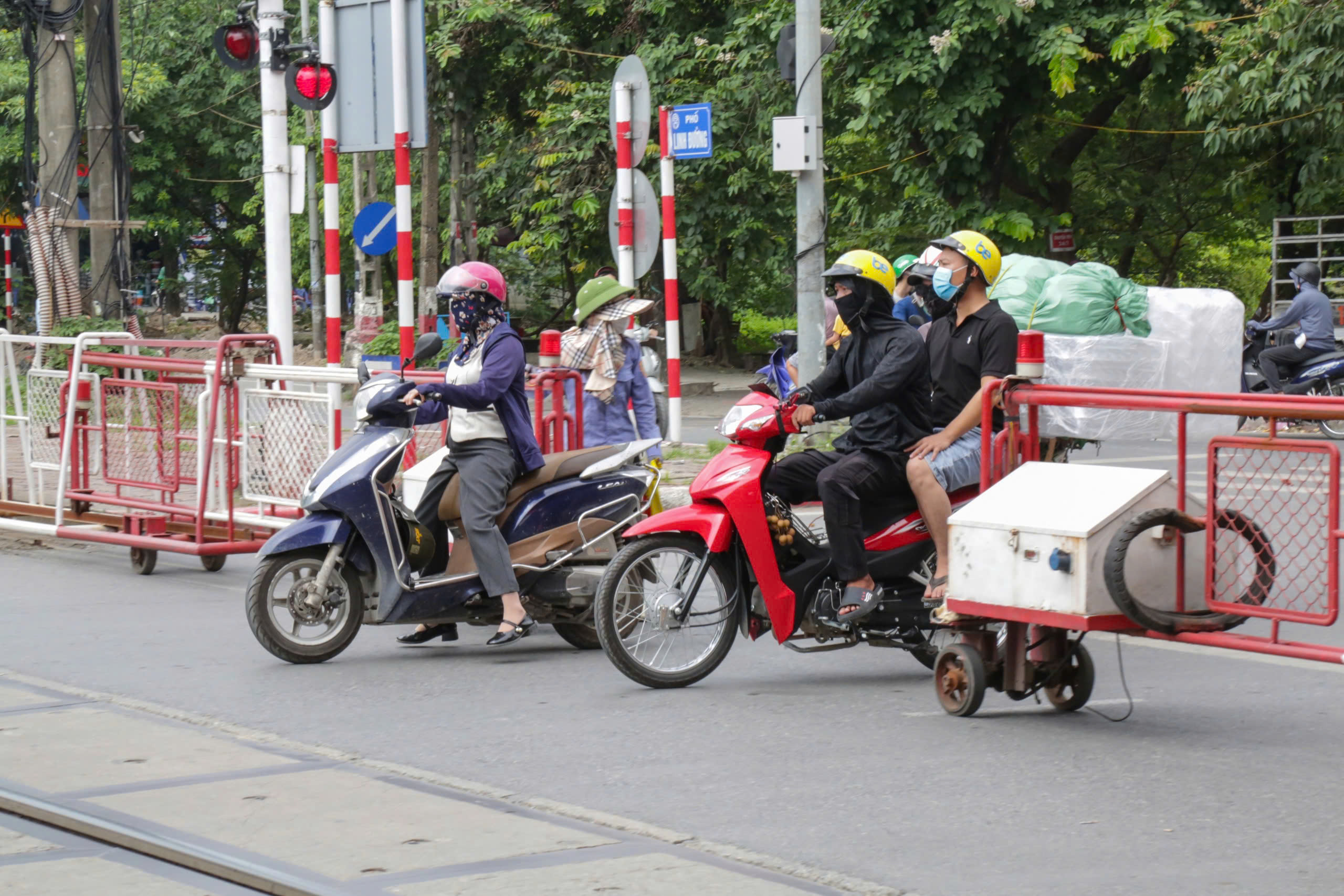 Vượt t&iacute;n hiệu cảnh b&aacute;o t&agrave;u bị phạt nặng, v&igrave; sao nhiều t&agrave;i xế vẫn vi phạm?- Ảnh 3.