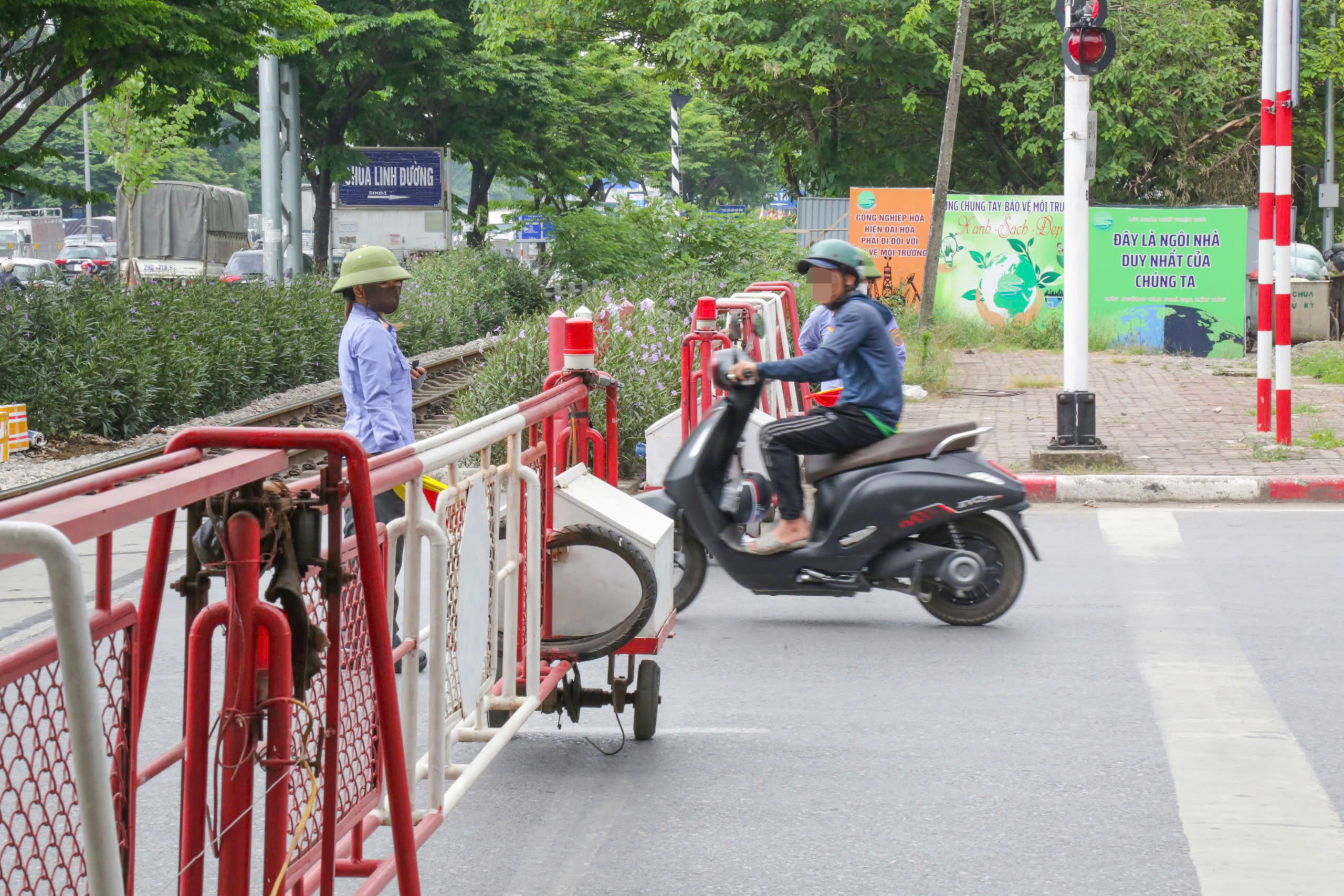 Vượt t&iacute;n hiệu cảnh b&aacute;o t&agrave;u bị phạt nặng, v&igrave; sao nhiều t&agrave;i xế vẫn vi phạm?- Ảnh 1.