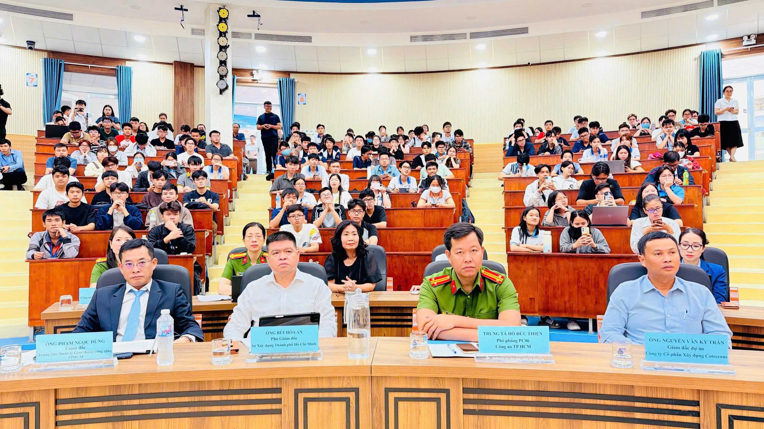 TP.HCM ph&aacute;t động chương tr&igrave;nh "Sinh vi&ecirc;n chung tay v&igrave; giao th&ocirc;ng xanh"- Ảnh 1.