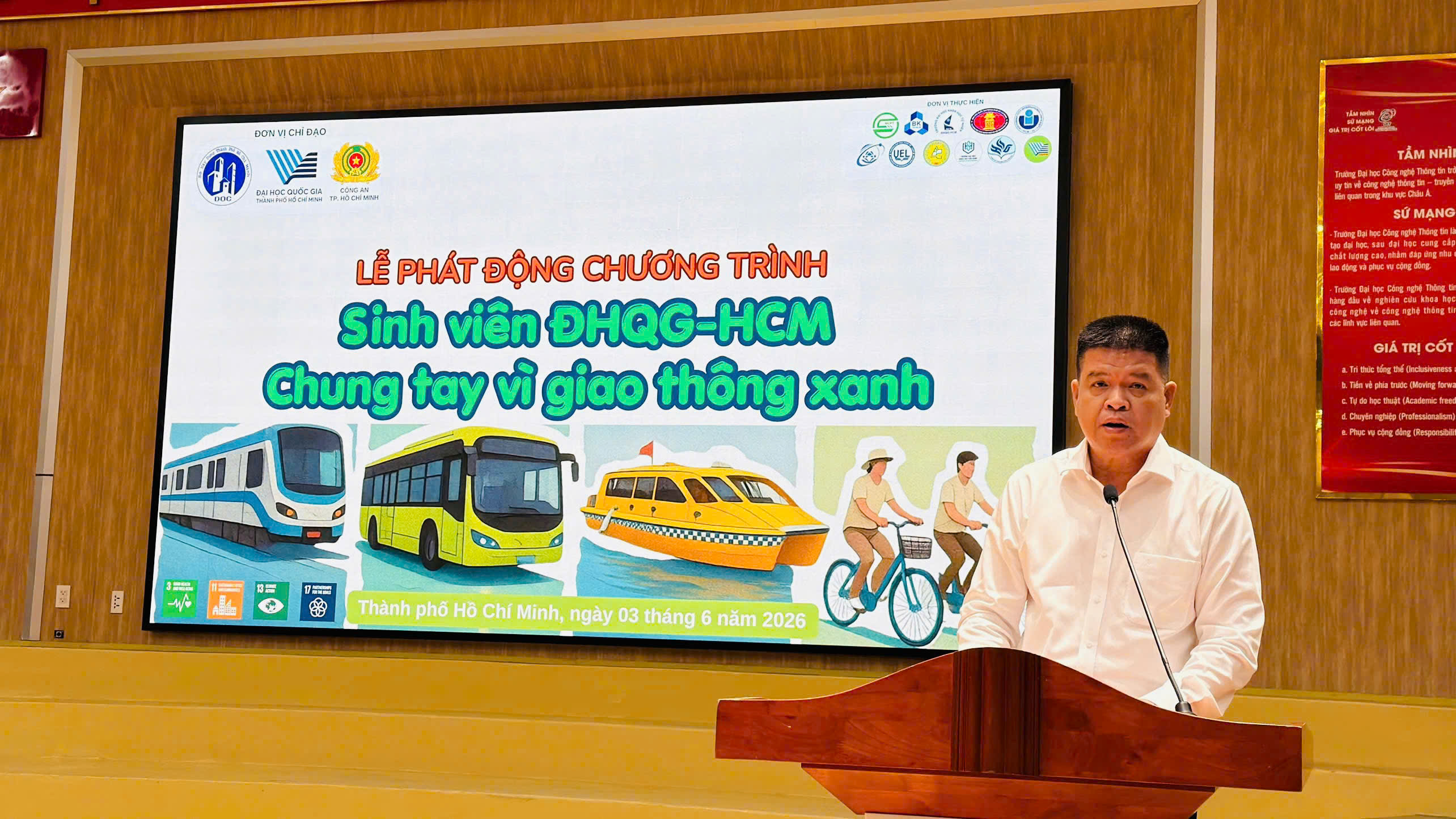 TP.HCM ph&aacute;t động chương tr&igrave;nh "Sinh vi&ecirc;n chung tay v&igrave; giao th&ocirc;ng xanh"- Ảnh 2.
