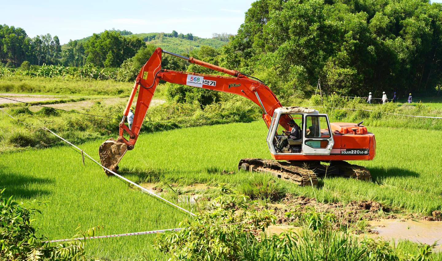 Quảng Ng&atilde;i bảo vệ thi c&ocirc;ng, đẩy nhanh tiến độ dự &aacute;n đường 3.500 tỷ đồng - Ảnh 3.