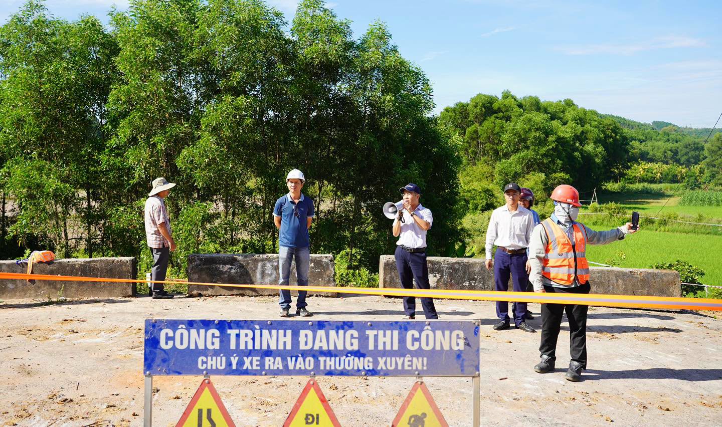 Quảng Ng&atilde;i bảo vệ thi c&ocirc;ng, đẩy nhanh tiến độ dự &aacute;n đường 3.500 tỷ đồng - Ảnh 1.