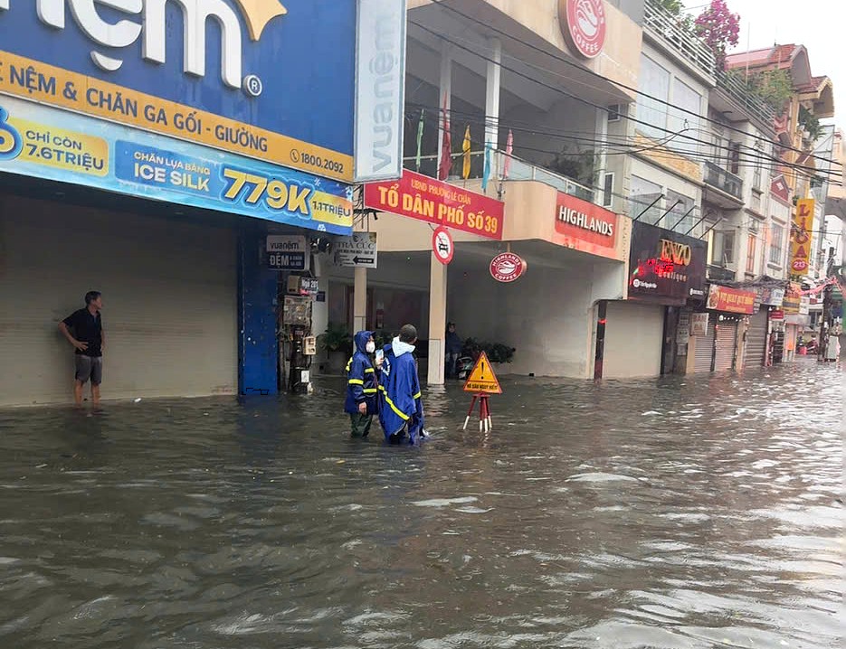 Mưa lớn g&acirc;y ngập cục bộ tại Hải Ph&ograve;ng , ảnh hưởng giao th&ocirc;ng 2026 - Ảnh 2.