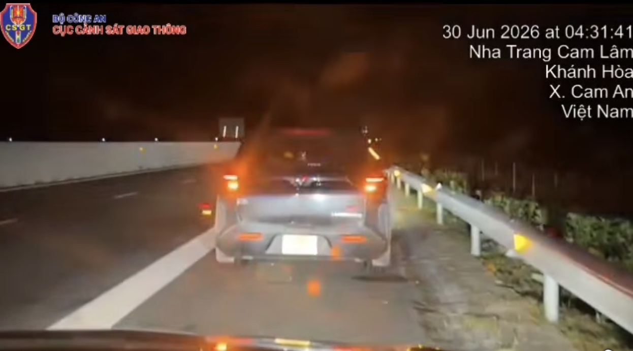 Xử phạt t&agrave;i xế vi phạm dừng xe tr&aacute;i quy định tr&ecirc;n cao tốc Nha Trang - Cam L&acirc;m - Ảnh 1.