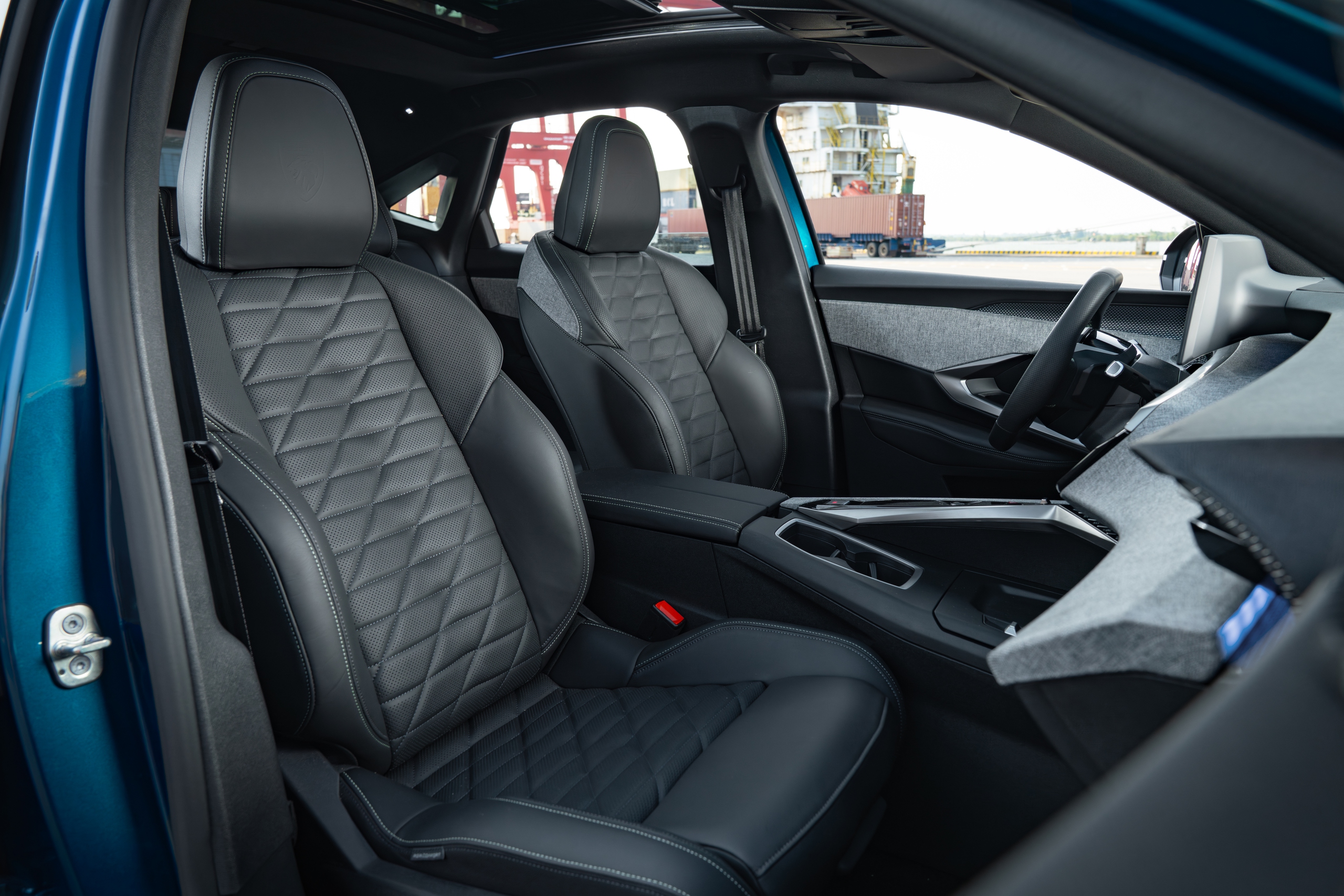 Peugeot 3008 và Mazda CX-5: Chọn công nghệ hay tính thực dụng?- Ảnh 4.