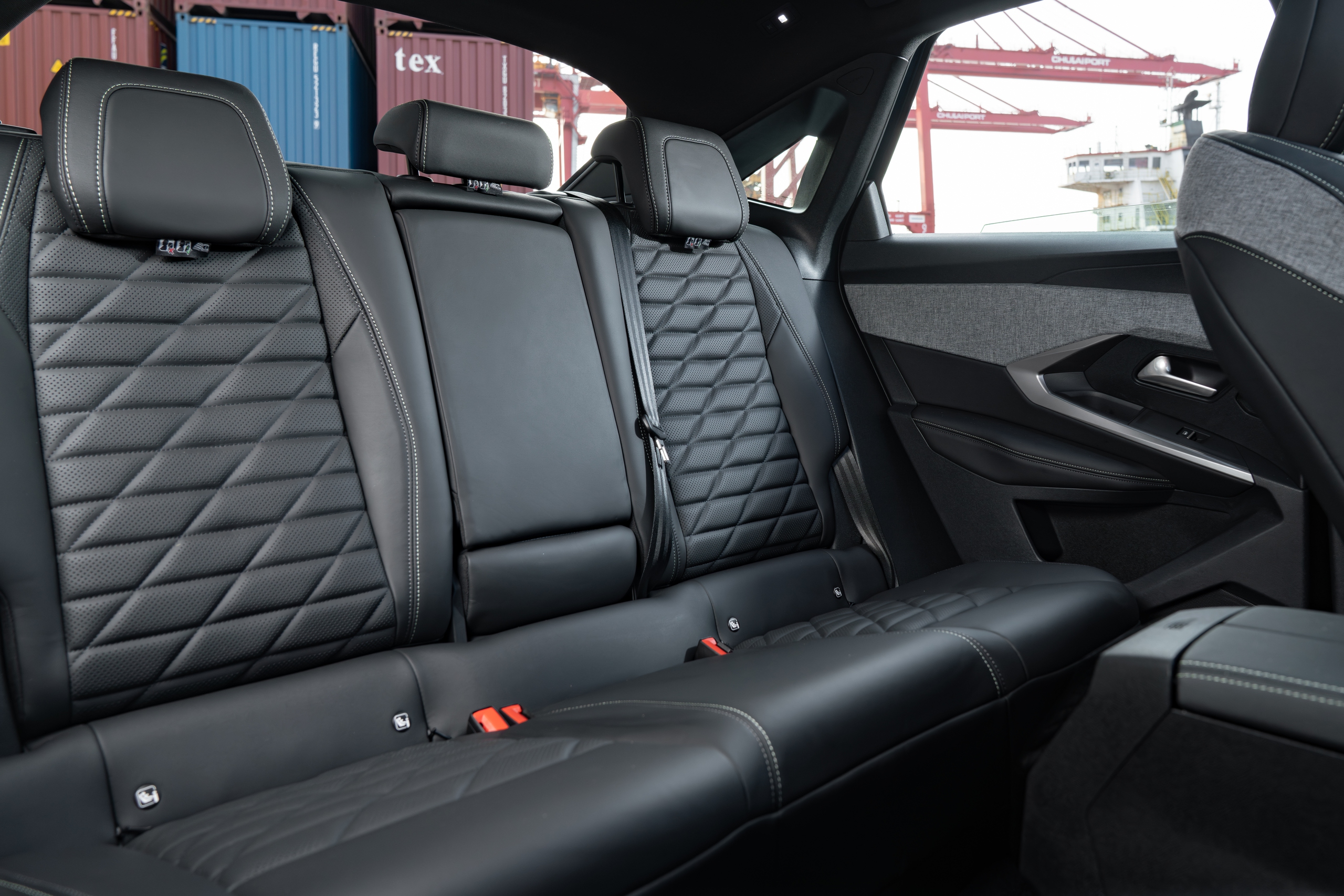 Peugeot 3008 và Mazda CX-5: Chọn công nghệ hay tính thực dụng?- Ảnh 5.