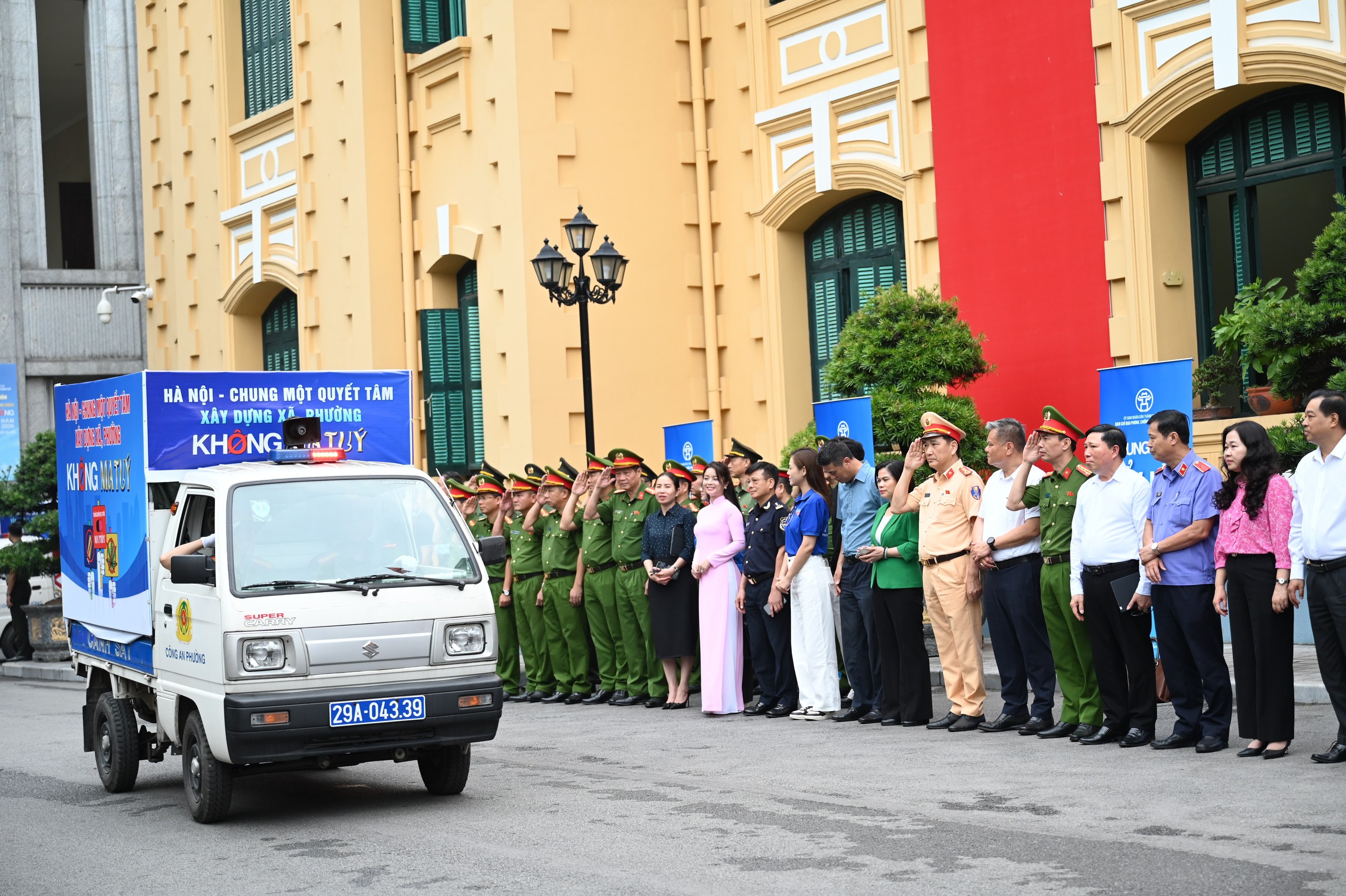 H&agrave; Nội ra qu&acirc;n trấn &aacute;p tội phạm, x&acirc;y dựng x&atilde;, phường kh&ocirc;ng ma t&uacute;y- Ảnh 3.