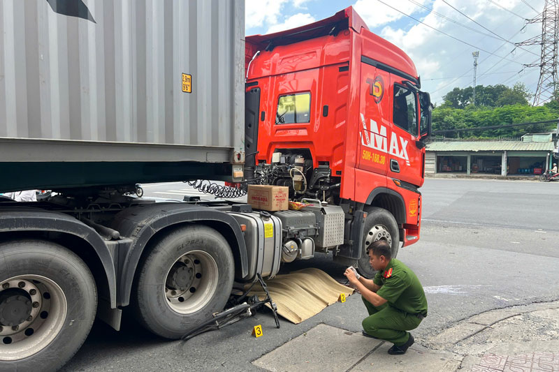 Lực lượng chức năng xử l&yacute; hiện trường vụ tai nạn.
