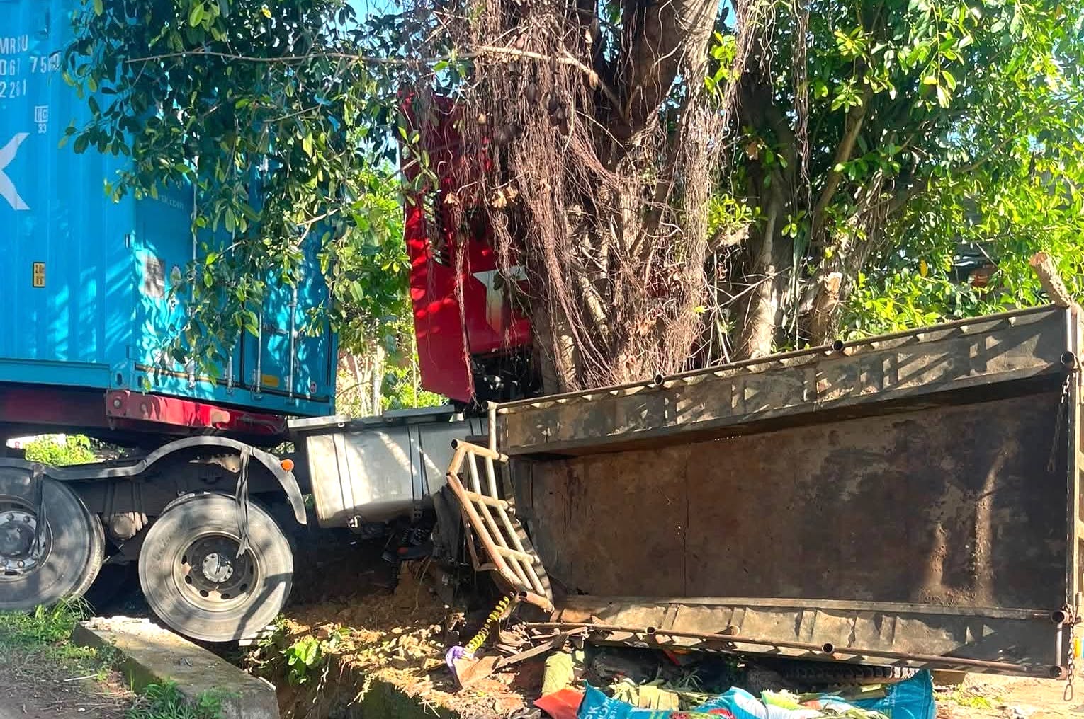 Xe đầu k&eacute;o t&ocirc;ng xe c&ocirc;ng n&ocirc;ng l&agrave;m 4 người tử vong ở L&acirc;m Đồng c&ograve;n hạn đăng kiểm- Ảnh 1.