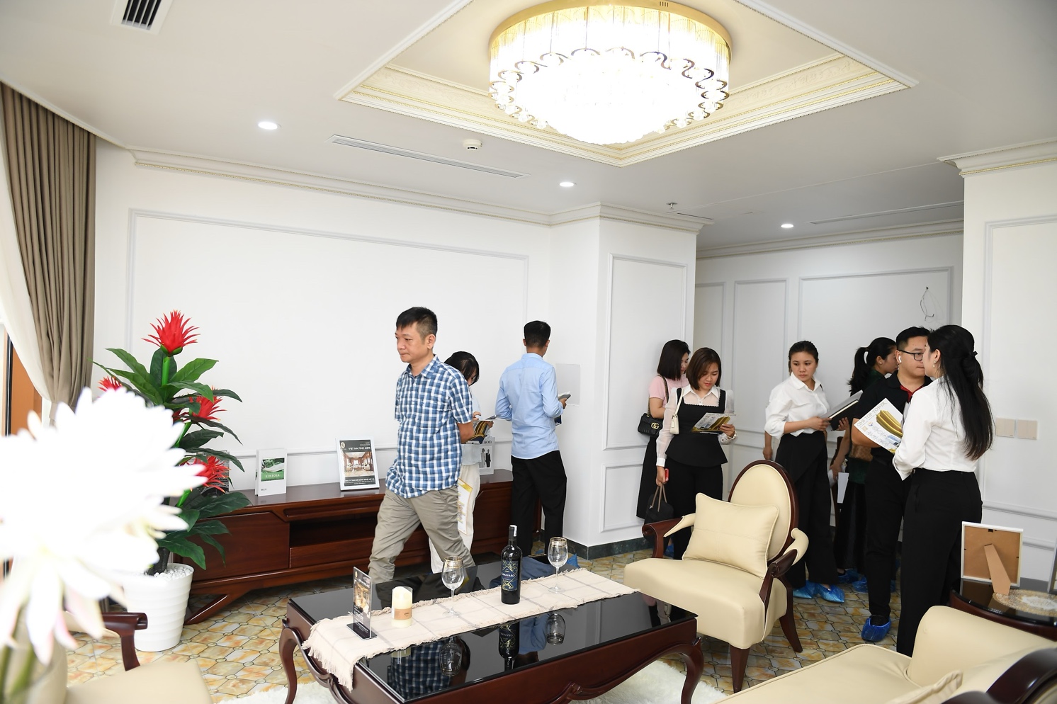 Hàng trăm khách hàng trải nghiệm căn hộ thực tế tại QMS Top Tower trước ngày bàn giao- Ảnh 1.