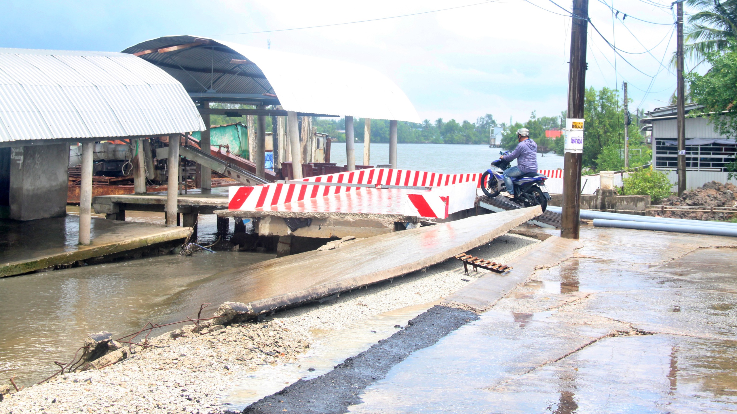 C&agrave; Mau: Sạt lở, sụt l&uacute;n đất diễn biến phức tạp, nguy cơ chia cắt đường giao th&ocirc;ng- Ảnh 2.