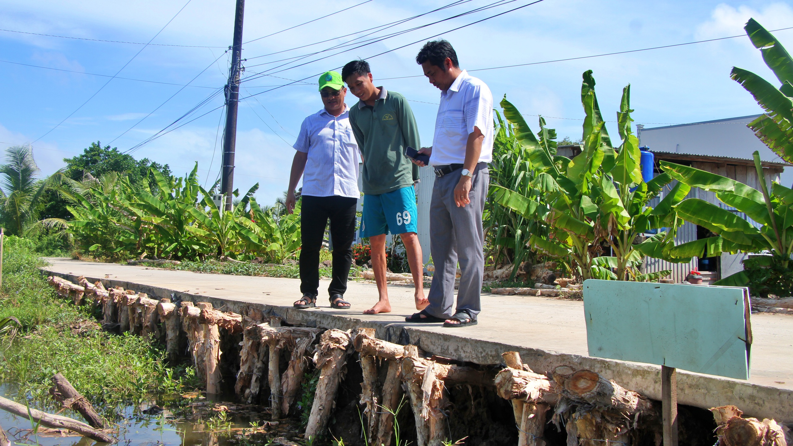 C&agrave; Mau: Sạt lở, sụt l&uacute;n đất diễn biến phức tạp, nguy cơ chia cắt đường giao th&ocirc;ng- Ảnh 3.