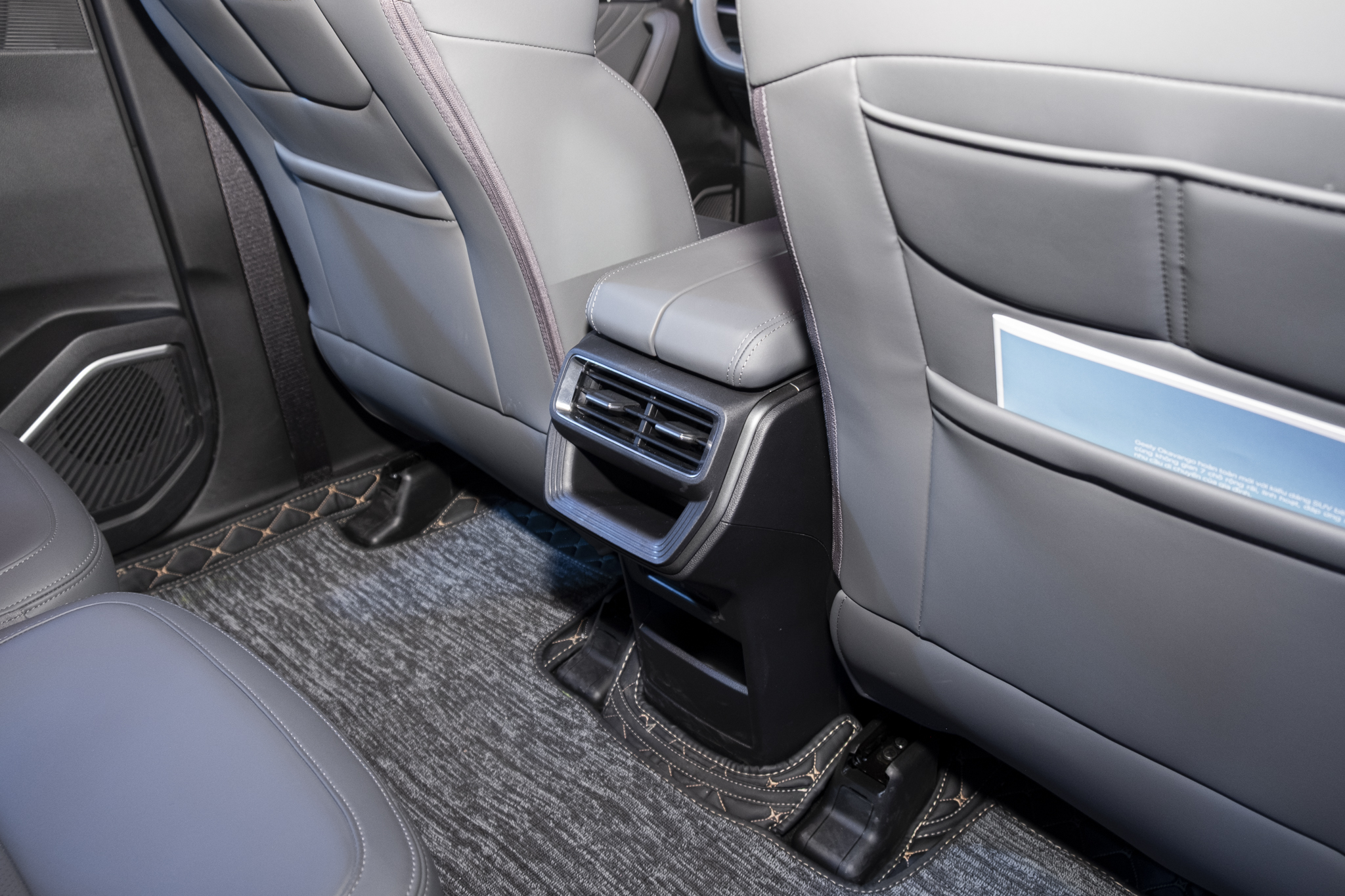 Geely Okavango Premium giá bán 799 triệu đồng, có gì đặc biệt?- Ảnh 7. Geely Okavango Premium giá bán 799 triệu đồng, có gì đặc biệt?- Ảnh 7.