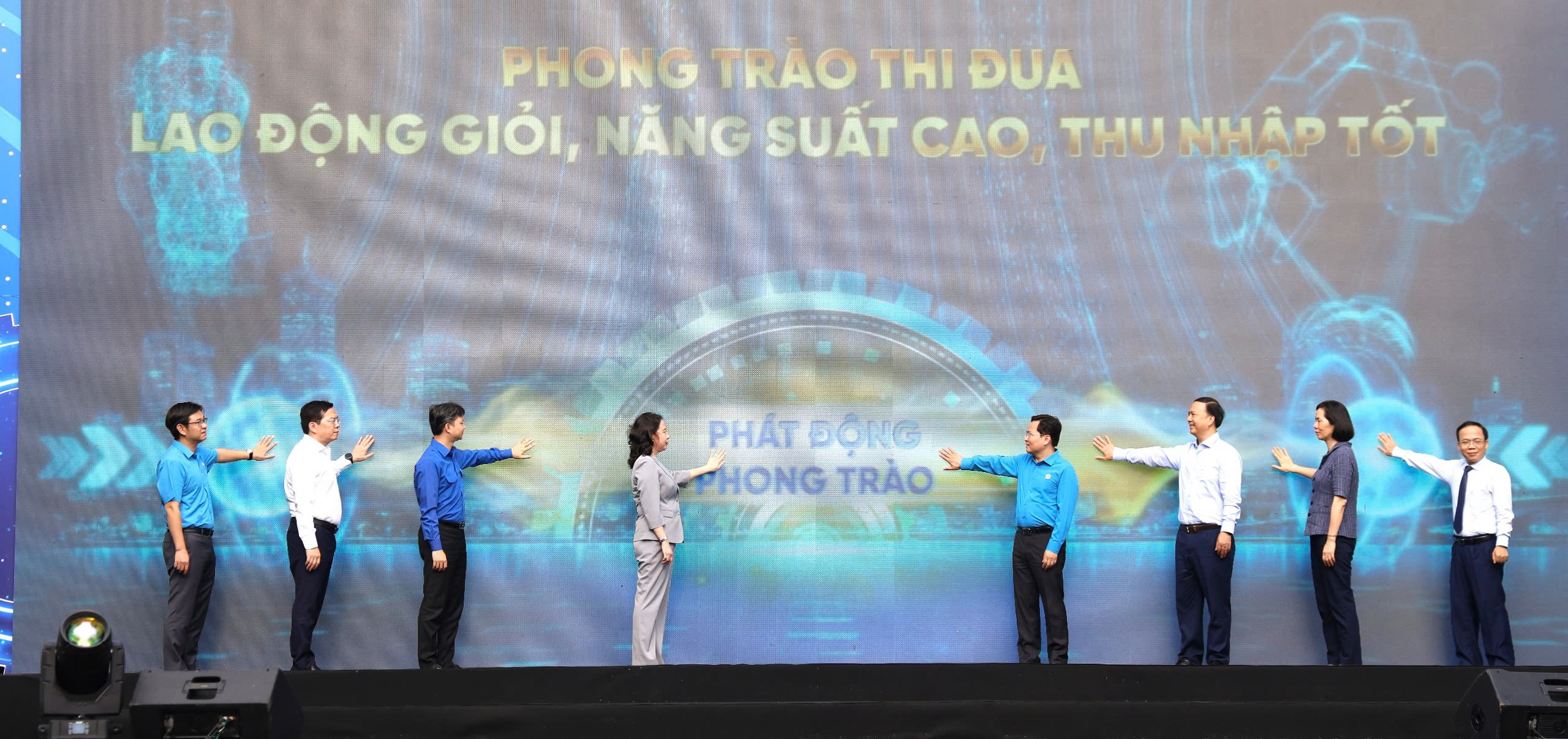 Khơi dậy sức s&aacute;ng tạo, n&acirc;ng cao năng suất lao động trong kỷ nguy&ecirc;n mới- Ảnh 1.