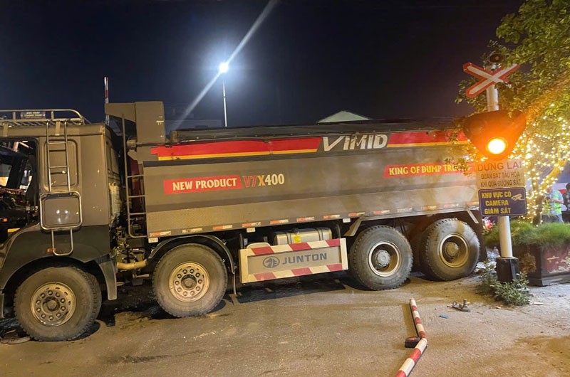 Chiếc xe tải tại hiện trường vụ tai nạn. Chiếc xe tải tại hiện trường vụ tai nạn.