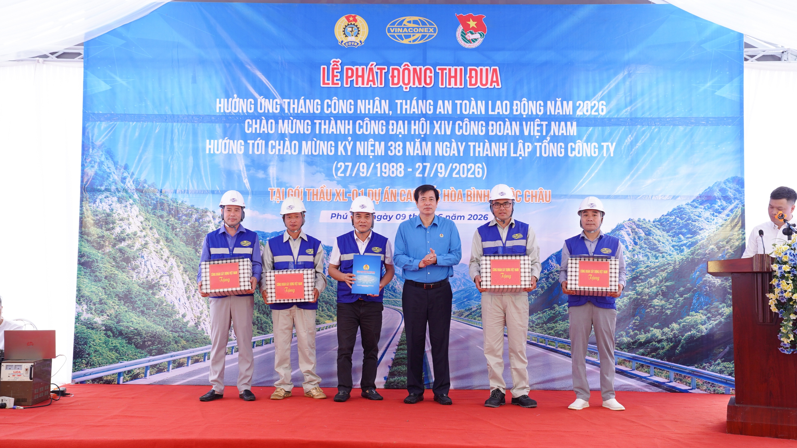 Vinaconex ph&aacute;t động thi đua tr&ecirc;n c&ocirc;ng trường cao tốc H&ograve;a B&igrave;nh - Mộc Ch&acirc;u- Ảnh 1.